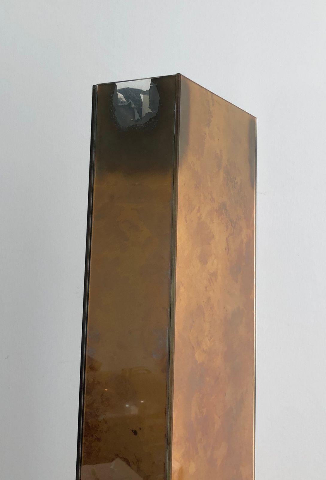 photo vintage Floor Lamp In Golden Plexiglass And Golden Metal Base