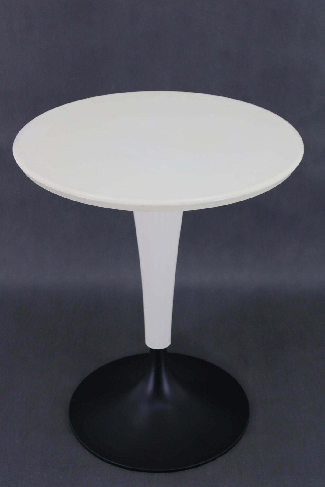 Kartell DR. Na Salontafel In Crèmewit En Zwart Door Philippe Starck, Italië, Jaren 1990 photo for sale