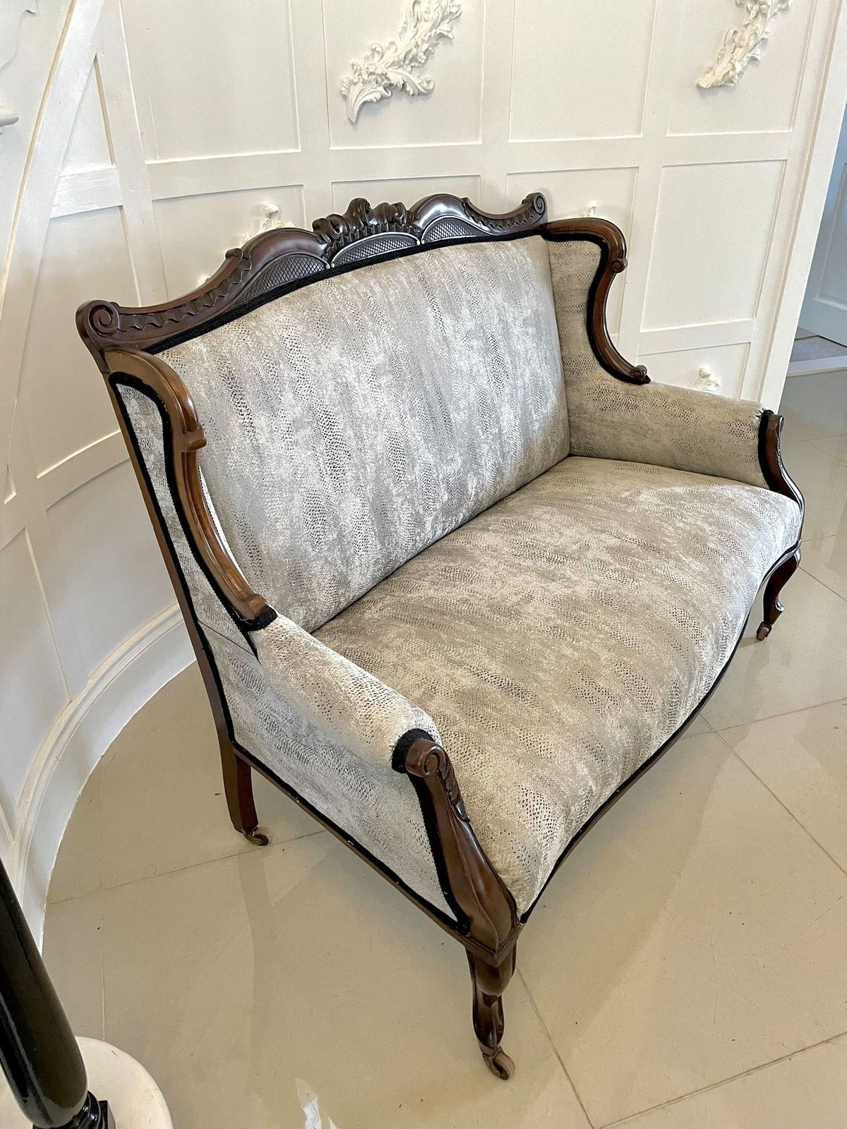 photo vinterior Outstanding Quality Antique 19th Century Carved Mahogany Sofa