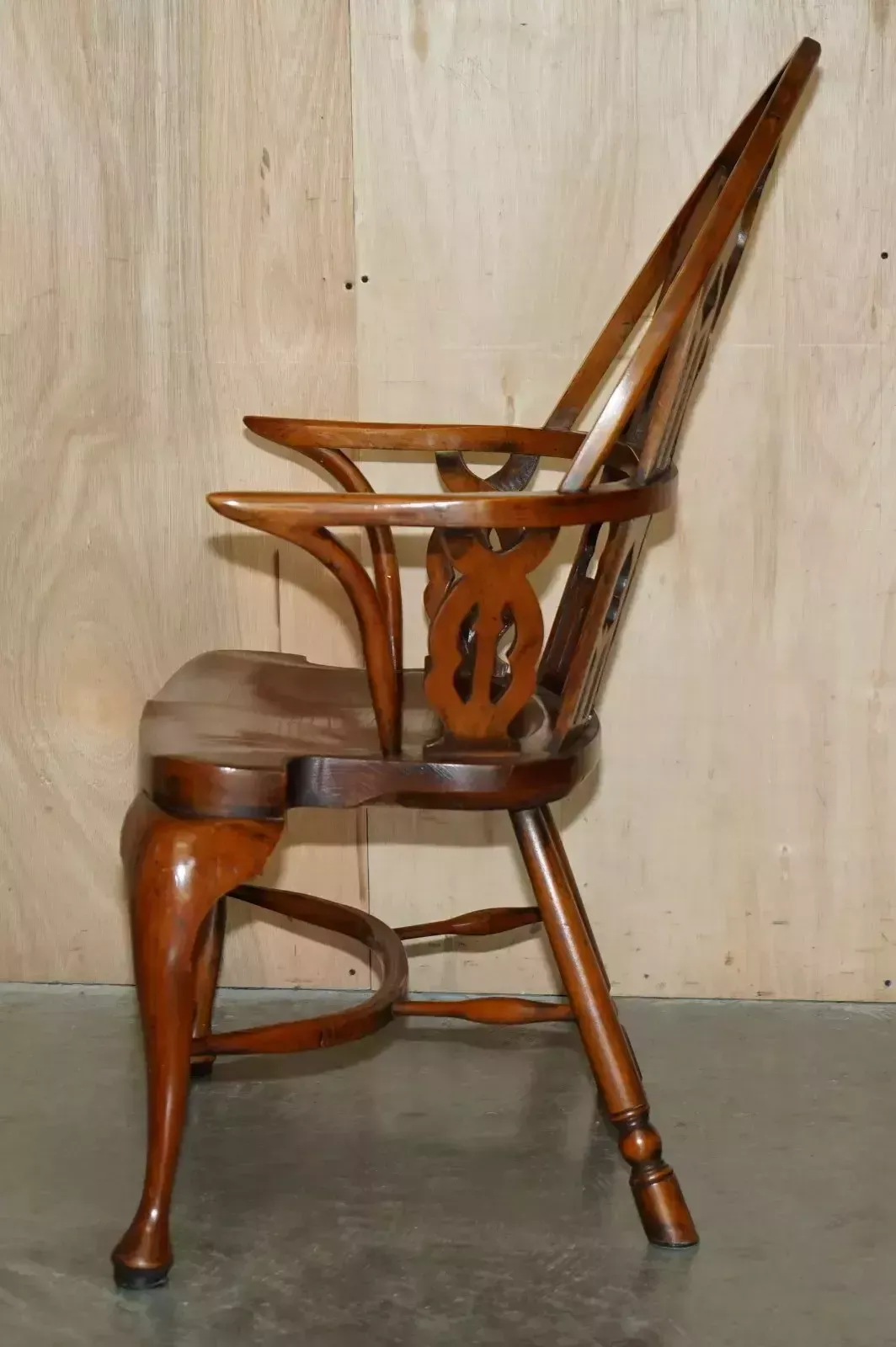 photo vintage Sublime Fully Restored Gothic Windsor Steeple Back Burr Yew & Elm Armchair