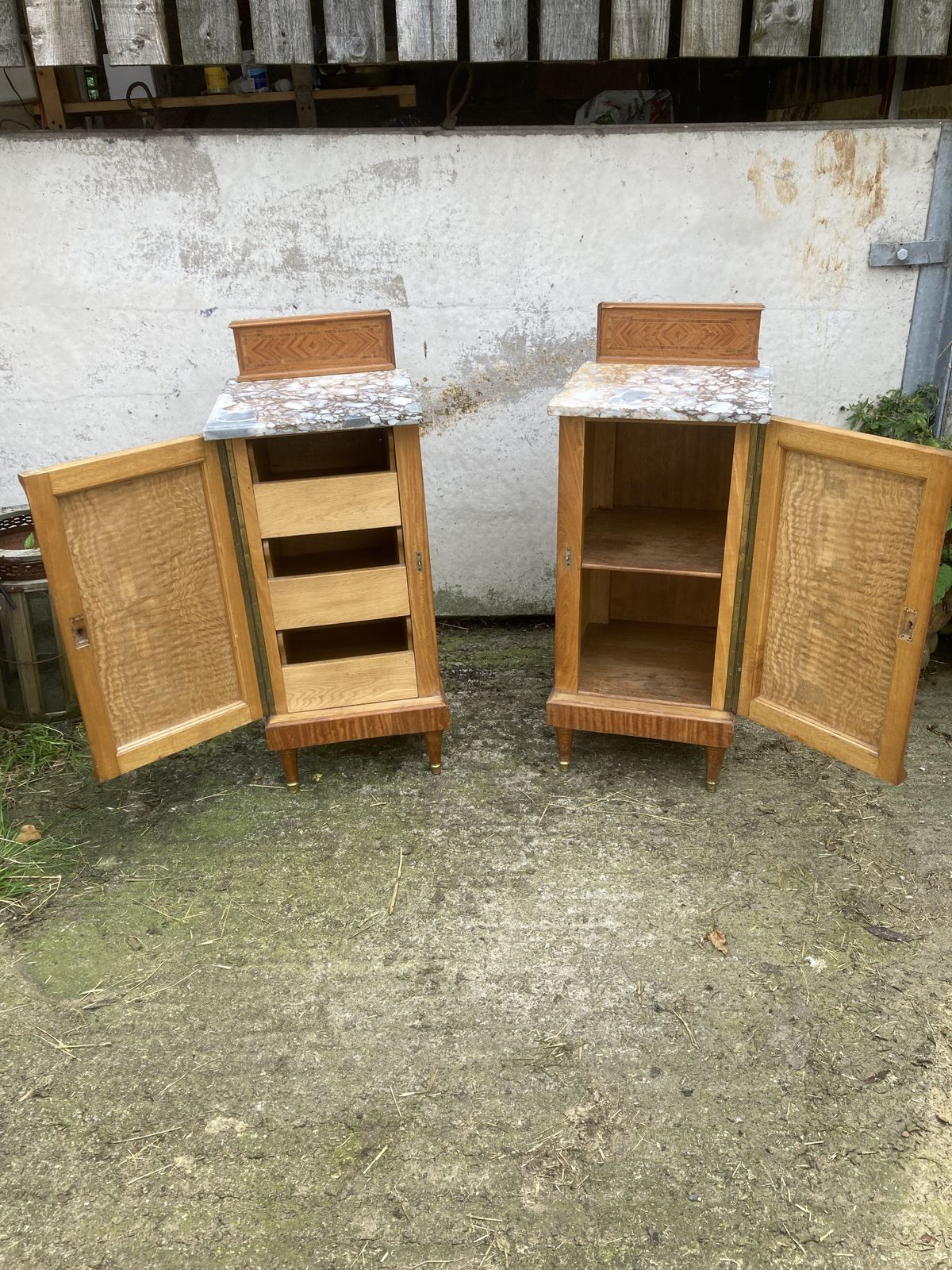 photo vinterior Pair Of Marble Top, Satinwood Bedside Cabinets