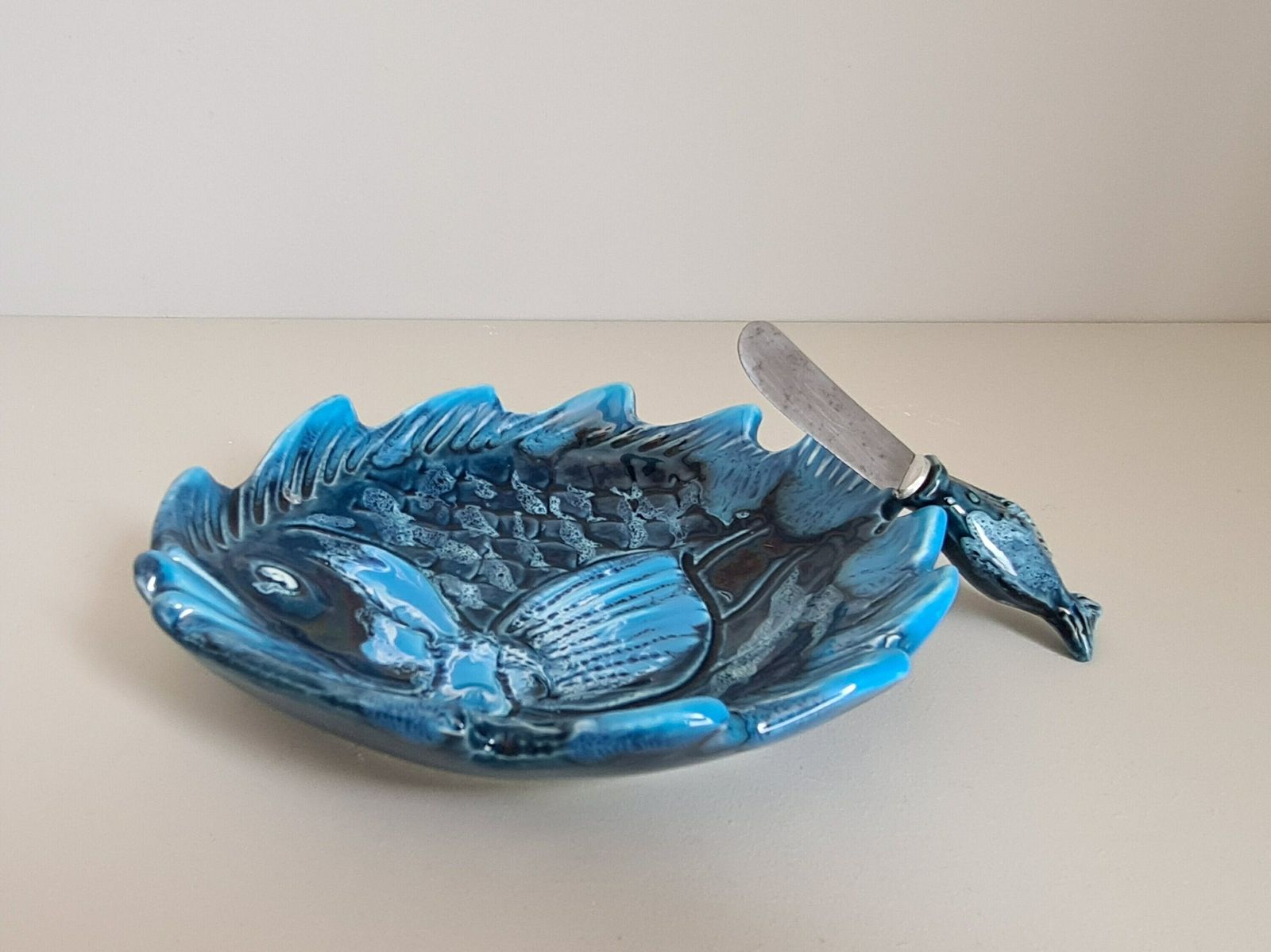 Ceramic Butter Dish Signed Vallauris Fish Decor And Its Knife / Fish / Ceramic / 1960 / French Riviera / Mid Century / 20th photo vintage