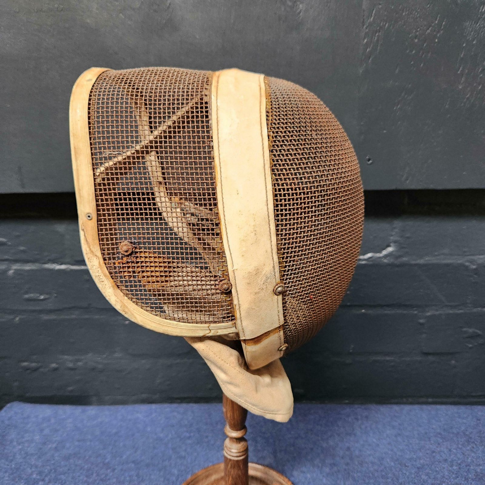photo furniture Leon Paul Vintage Fencing Mask