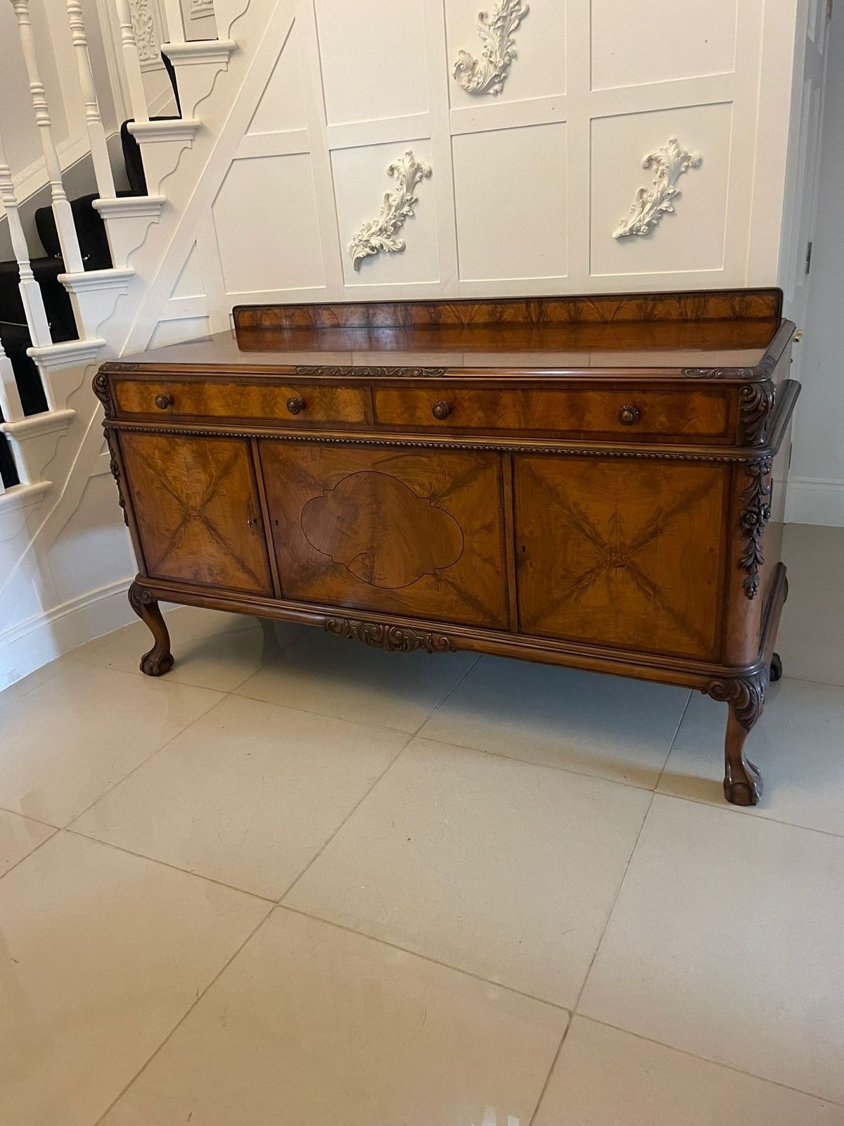 photo vintage Superb Quality Antique Early 20th Century Carved Burr Walnut Sideboard By Maple And Co.