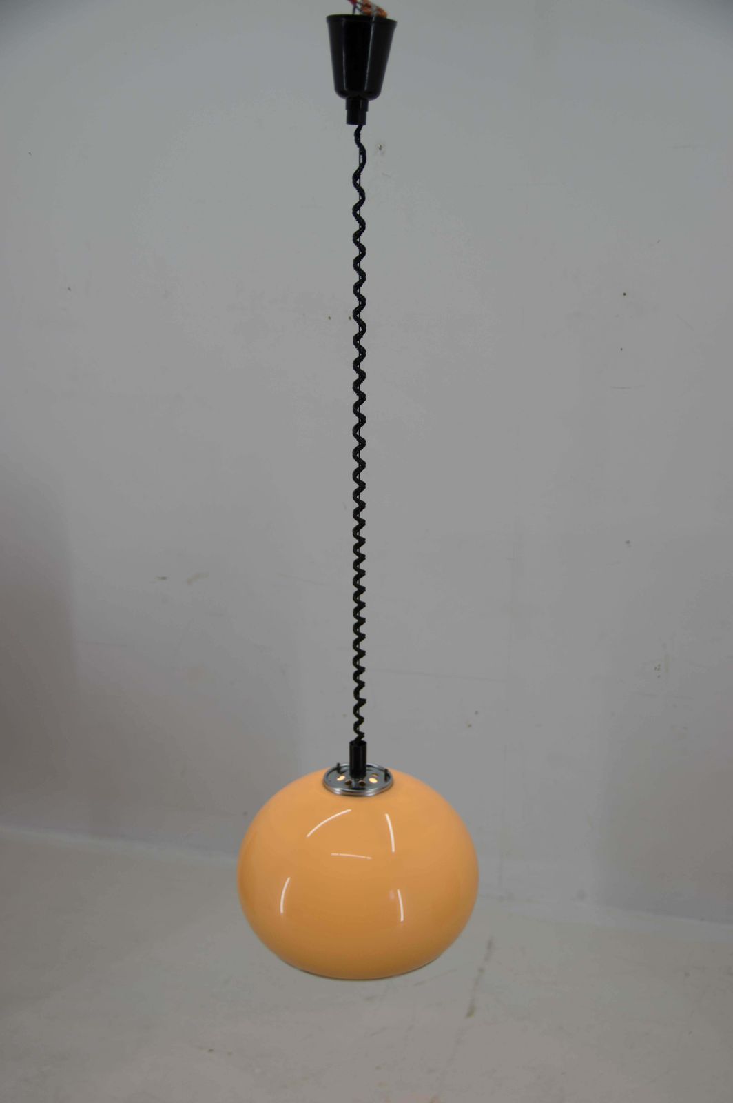 photo furniture Mid-Century hanglamp ontworpen door Harvey Guzzini voor Meblo, Italië, jaren 1970