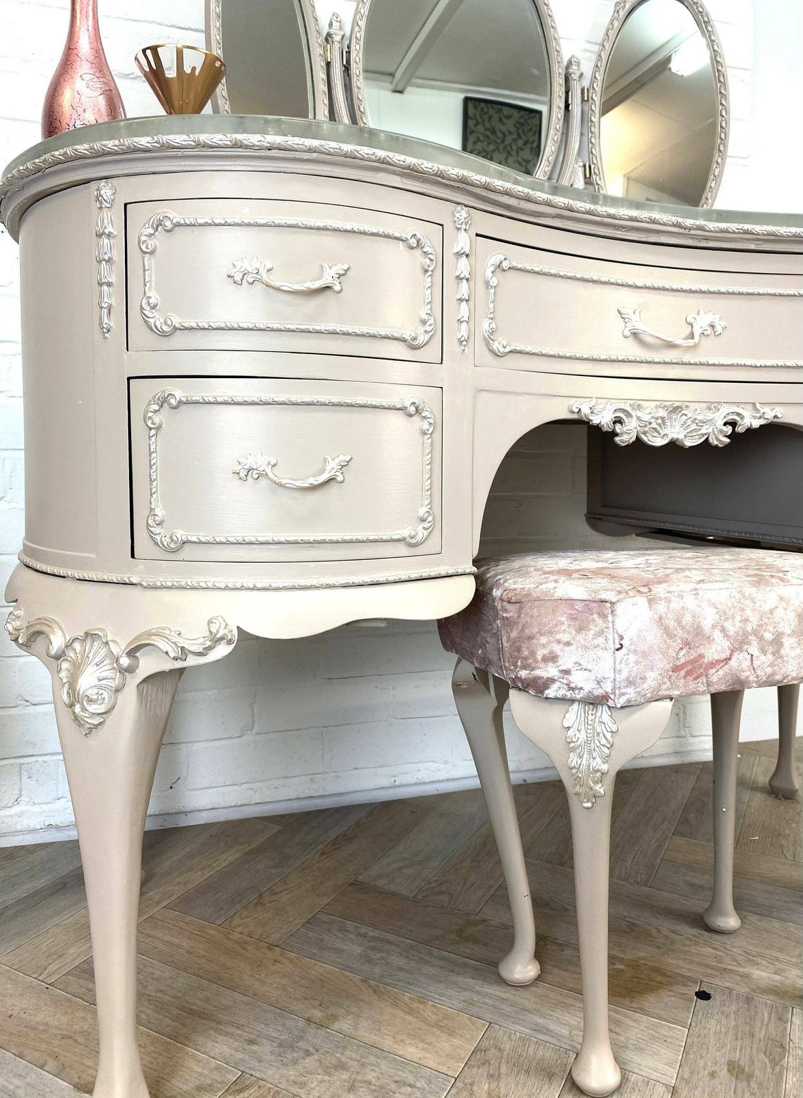 Harrods Olympus Dressing Table With Pearls photo vinterior