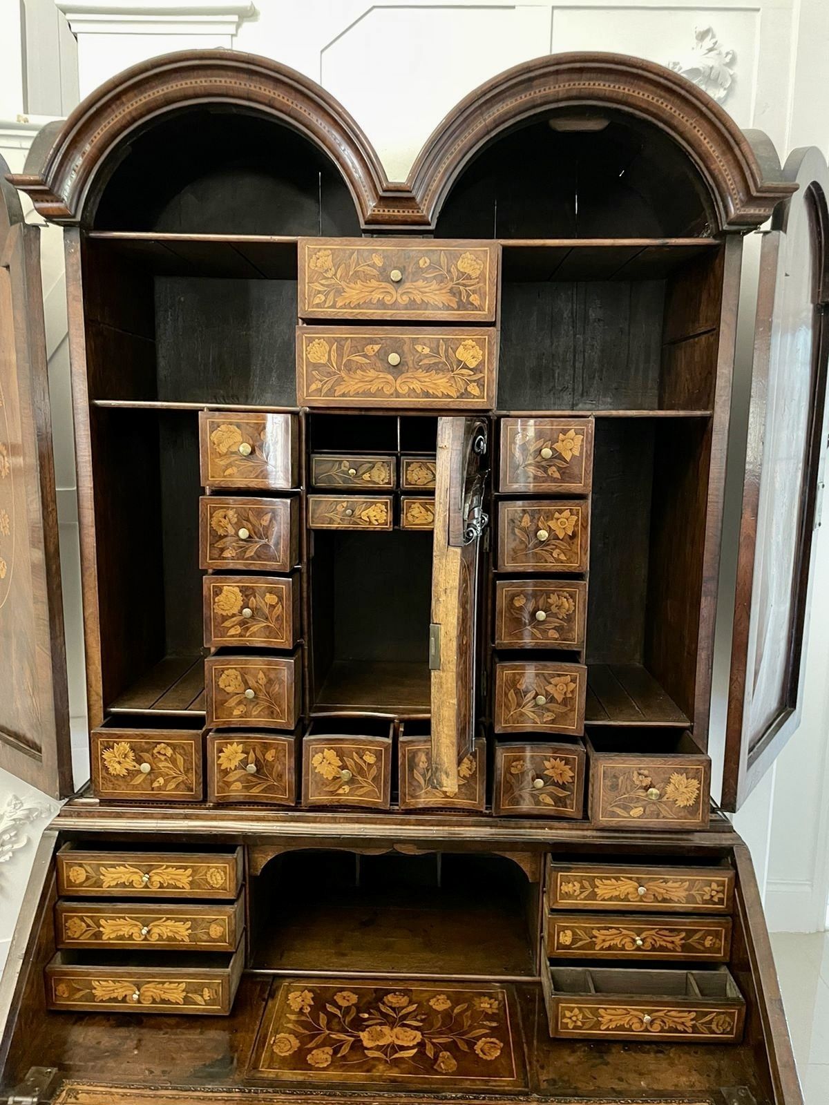 photo vinterior Antique William And Mary Outstanding Quality Burr Walnut Inlaid Marquetry Double Dome Bookcase