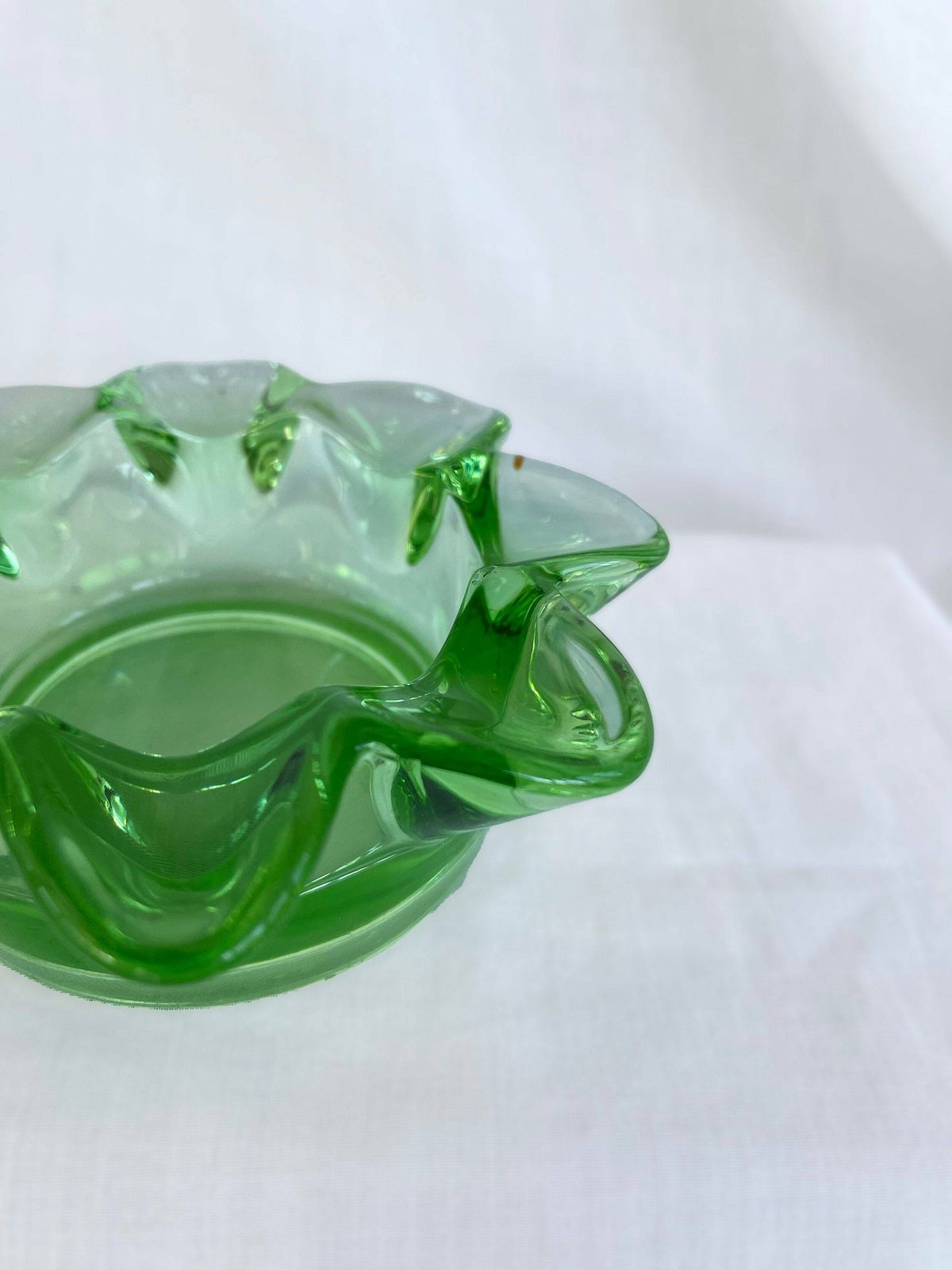 Sklo Union Czech Vintage Art Glass 1962. Amethyst Stylised Flower Design Glass Bowl photo vinterior