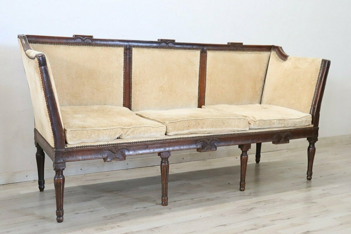 photo furniture 18th Century Walnut Sofa With Velvet Upholstery