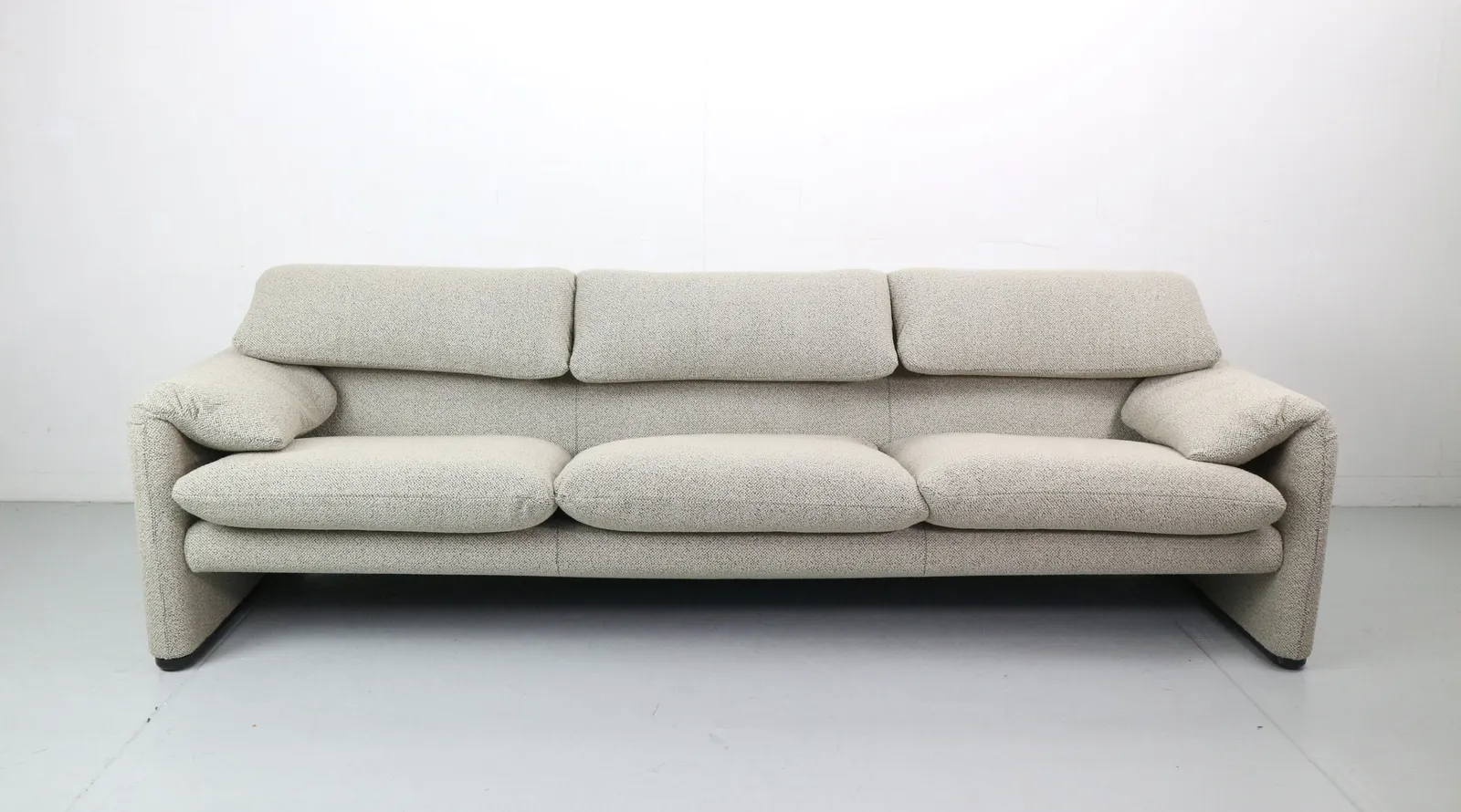 4200.0 Vico Magistretti "Maralunga" 3 Seater And Footstool Re Upholstered For Cassina photo