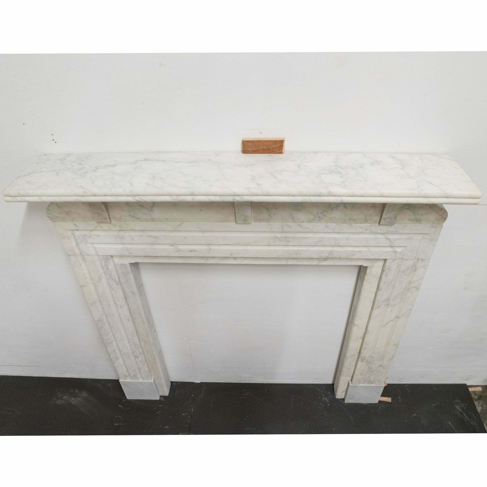 photo vinterior Antique Carrara Marble Chimneypiece