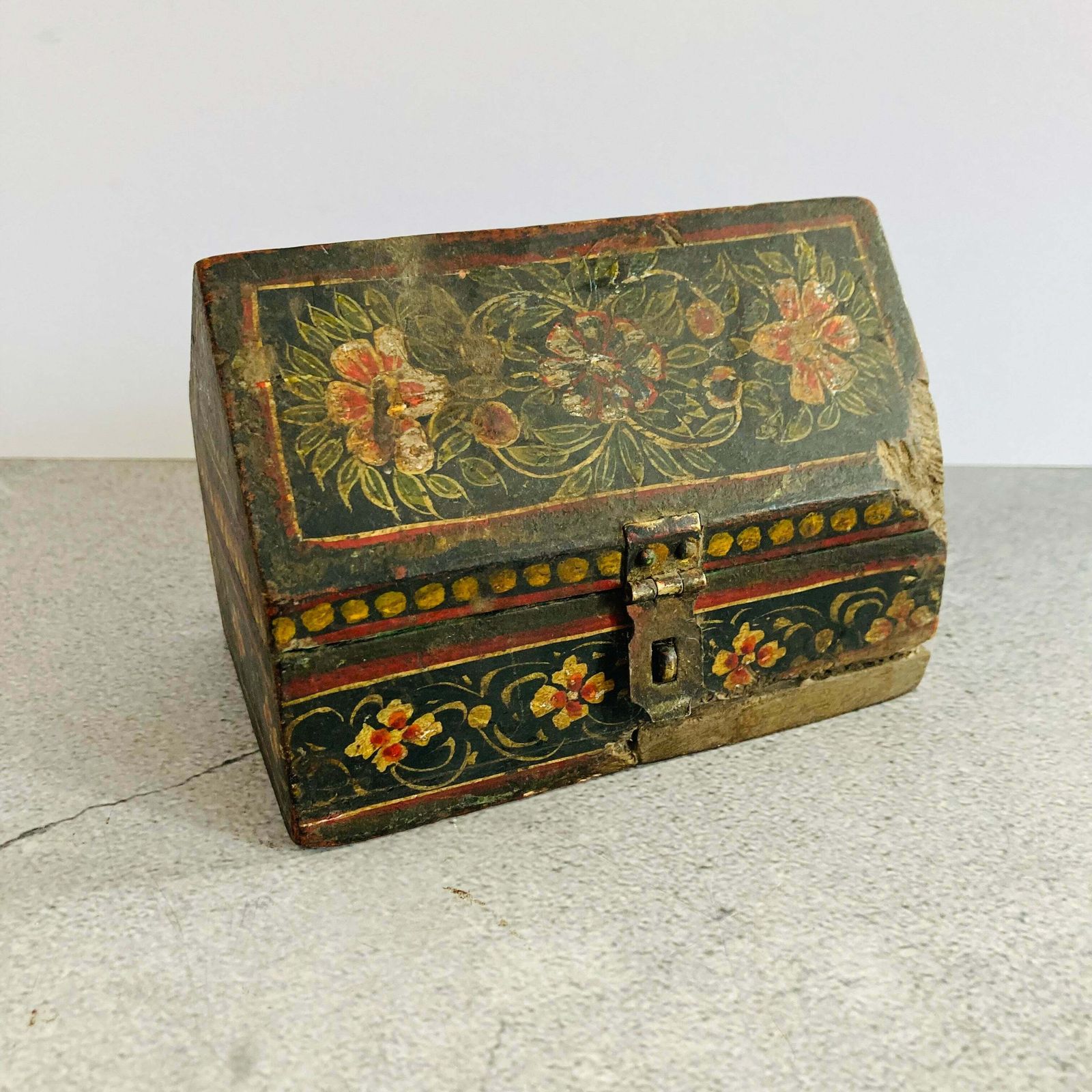 Antique Folk Art Miniature Chest photo vinterior