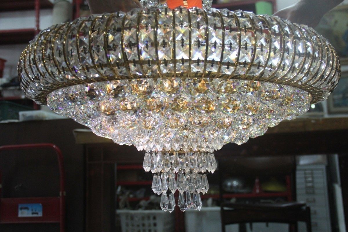 Precious Elegant Italian Chandelier Of 1970 Structure In Gilded Brass  Swarovski Crystals photo vinterior