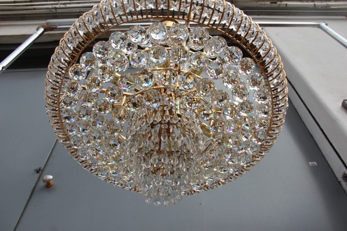 photo furniture Precious Elegant Italian Chandelier Of 1970 Structure In Gilded Brass  Swarovski Crystals