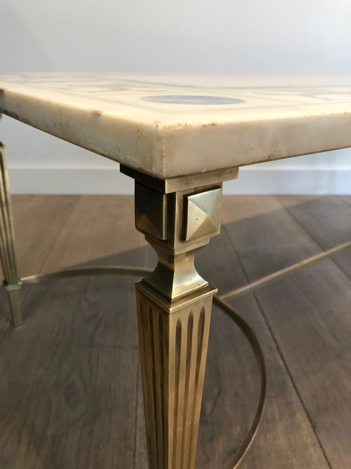 photo vintage Neoclassical Style Coffee Table In Bronze And Brass With Marble Top Decorated With Greek Motifs