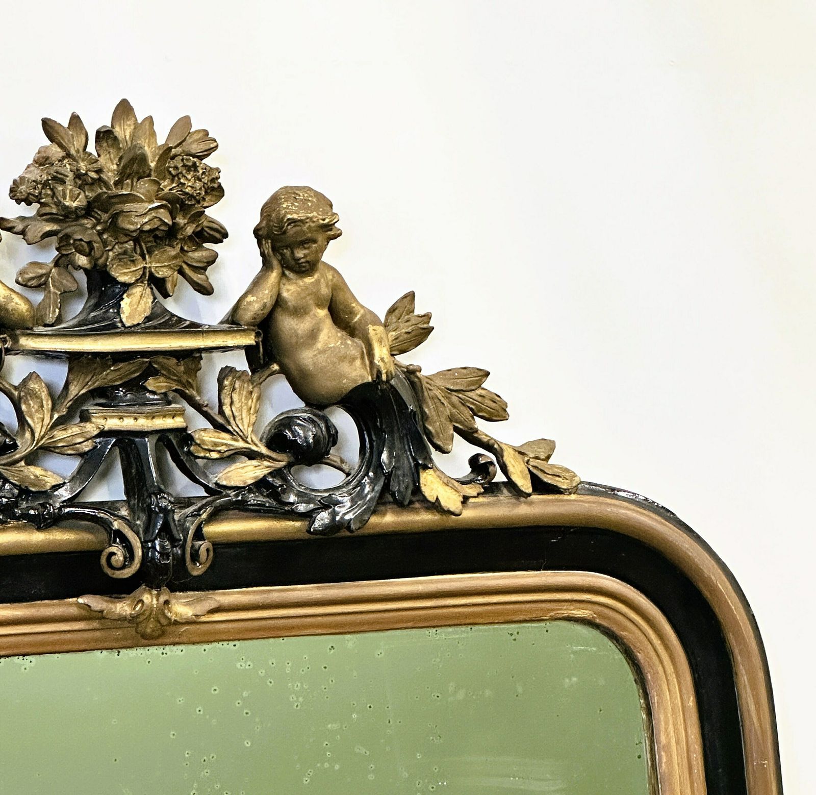 Antiek Zwart Gouden Spiegel Met Cupido, Frankrijk, 19e Eeuw. photo for sale