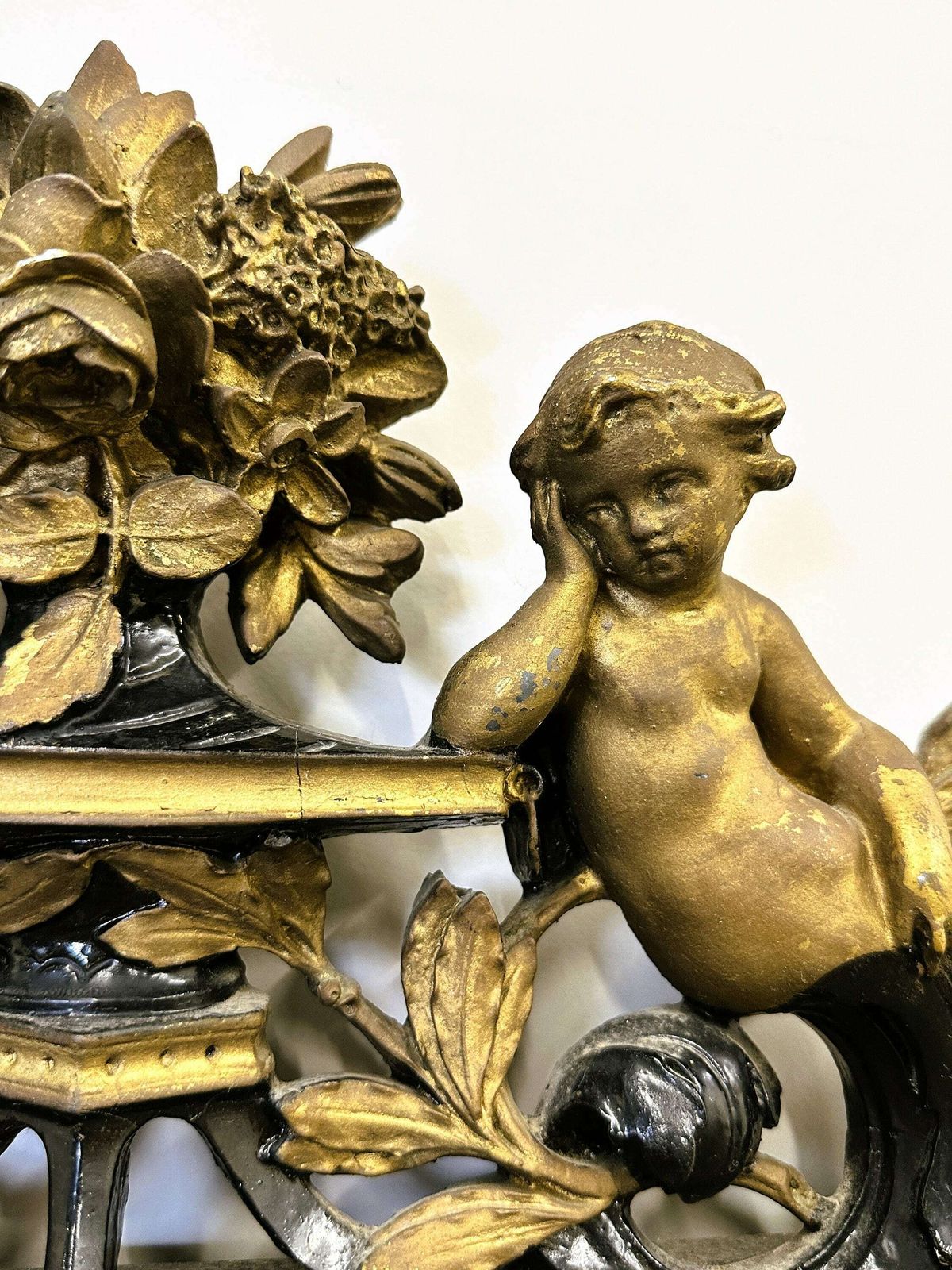 photo furniture Antiek Zwart Gouden Spiegel Met Cupido, Frankrijk, 19e Eeuw.