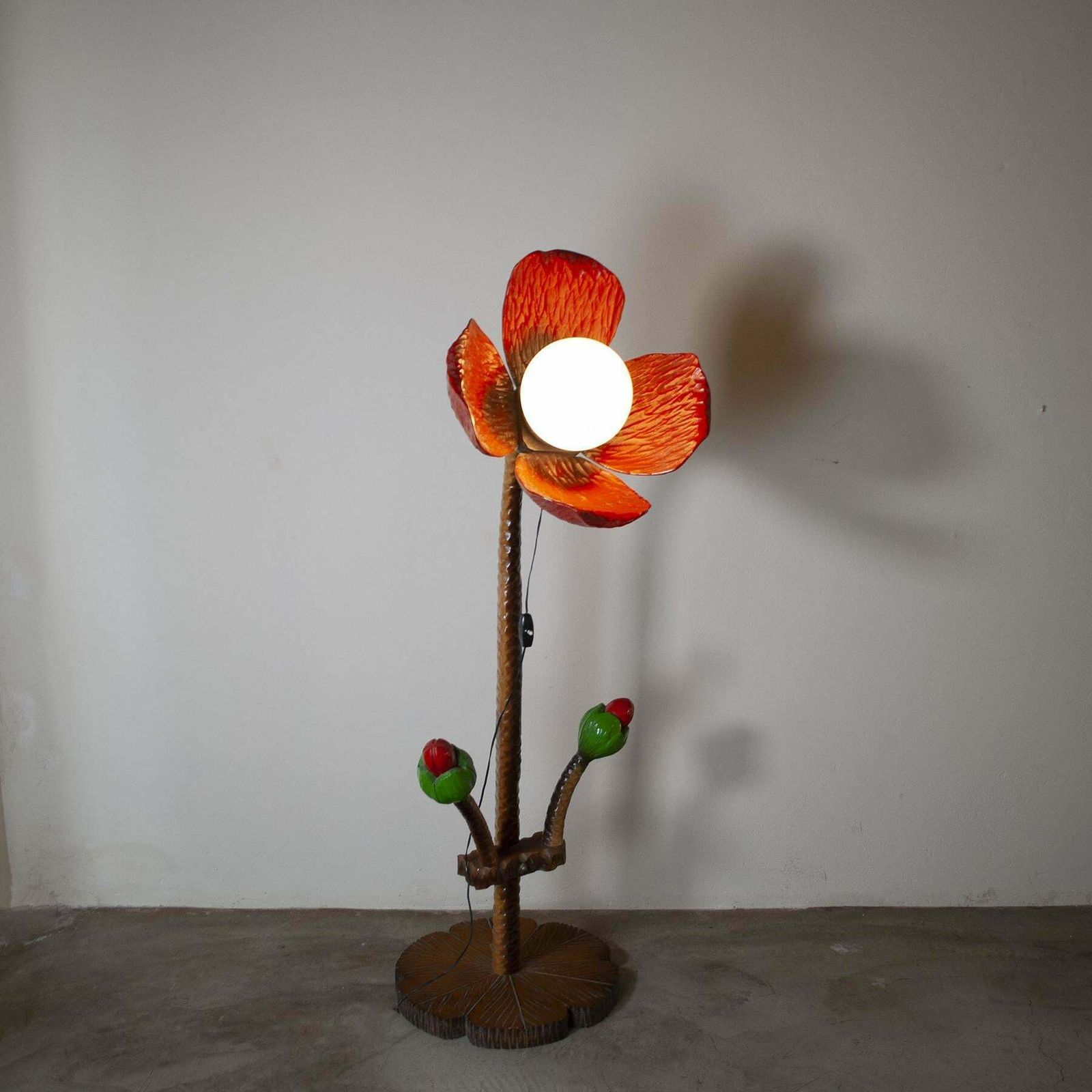 Italian Flower Lamp In Laquered Wood 1960s. photo vinterior