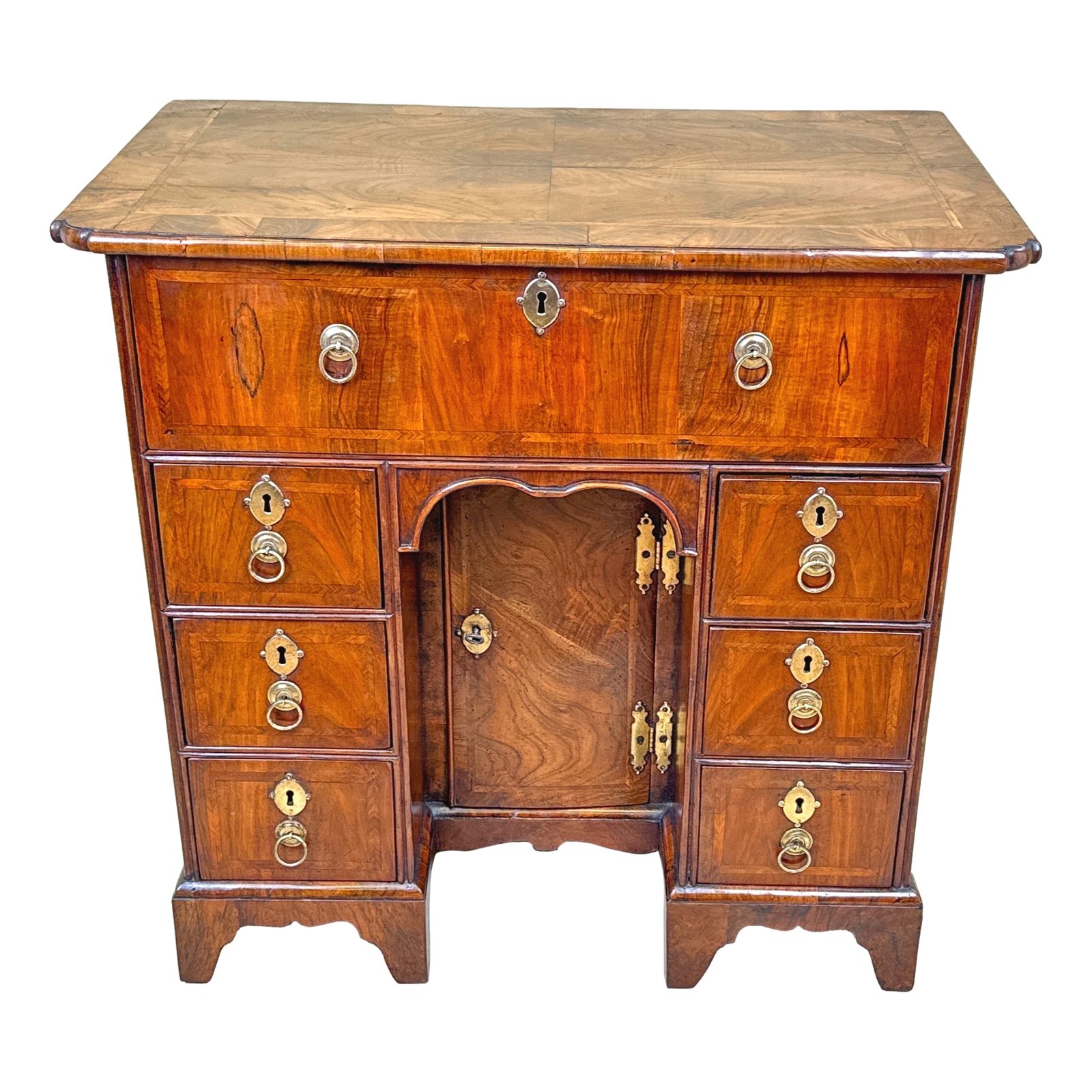 photo vinterior 18th Century Walnut Kneehole Desk (England, Circa 1720)