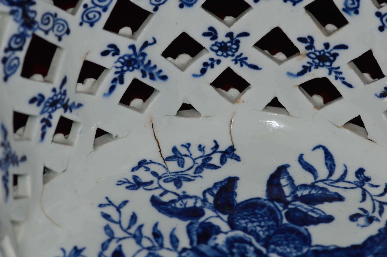 photo furniture A Delightful Lowestoft, Porcelain Blue And White 'Fir Cone Pattern' Ba