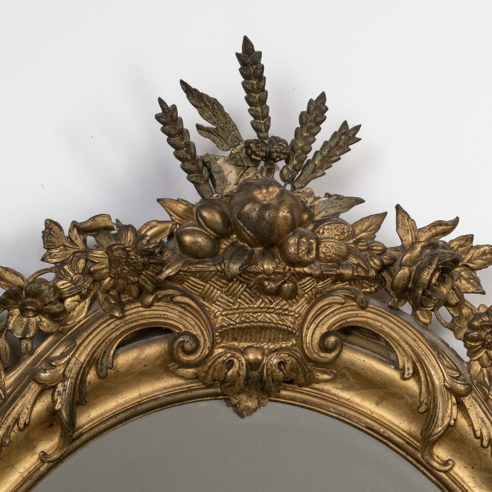Antieke Franse Ovale Spiegels Met Bladgoud En Bekroning – 19e Eeuw photo for sale