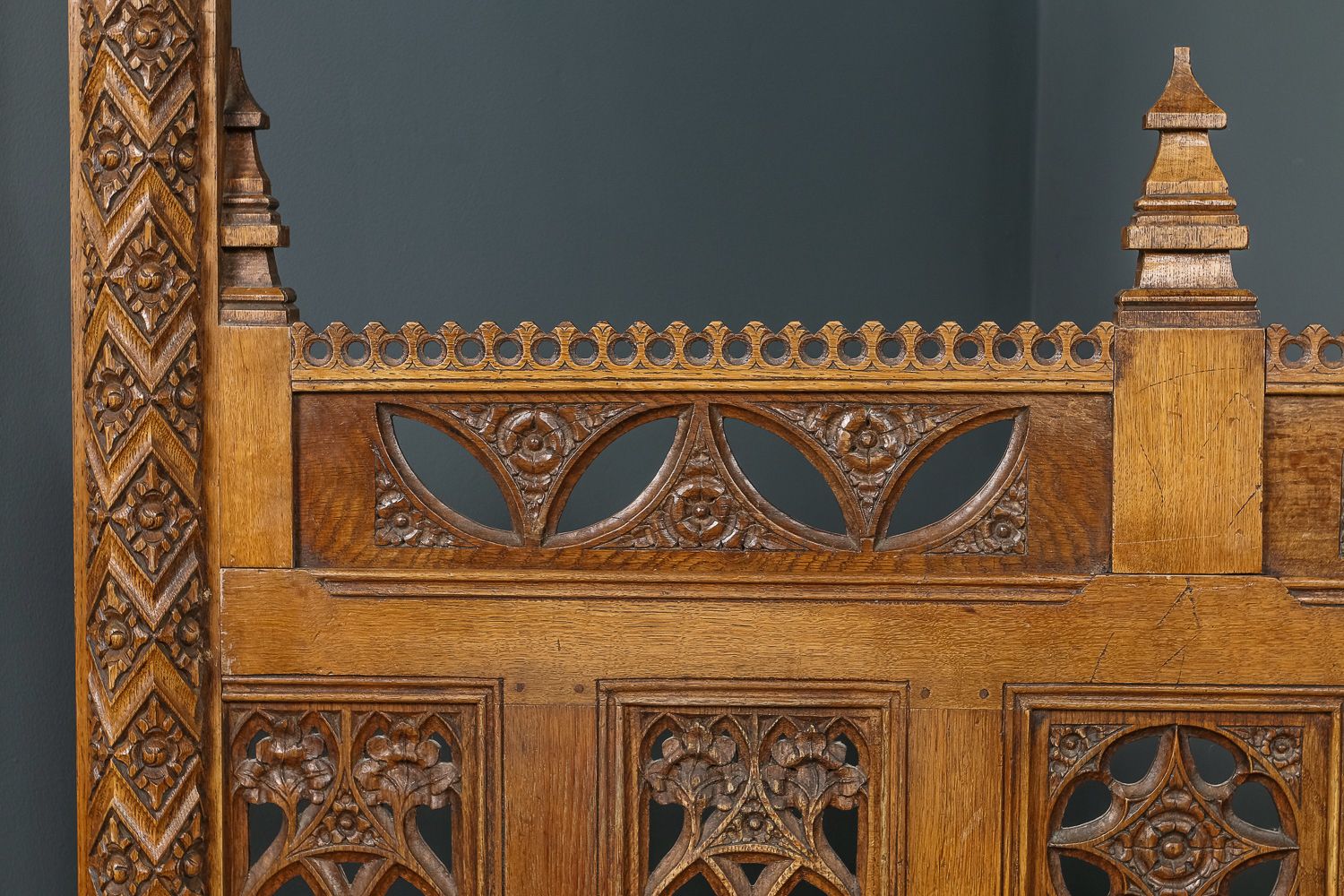 photo vintage English 16th Century Gothic Pugin Style 5ft King Size Oak Carved  Bed (Circa 1930)