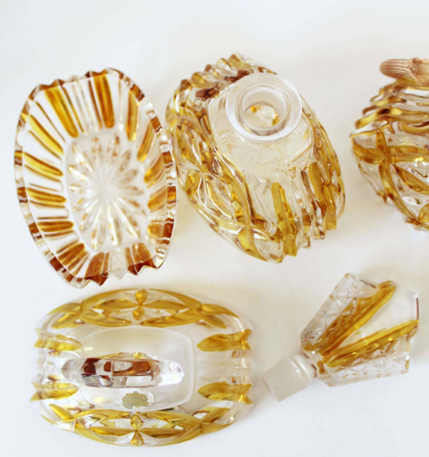 Set Van 3 Delig Art Deco Kristallen Parfumdoos En Verstuiver – Barnsteenkleurig Glas Met Deksel, Boheems Glas, Tsjecho Slowakije, Kristal, Geperst Glas photo vinterior