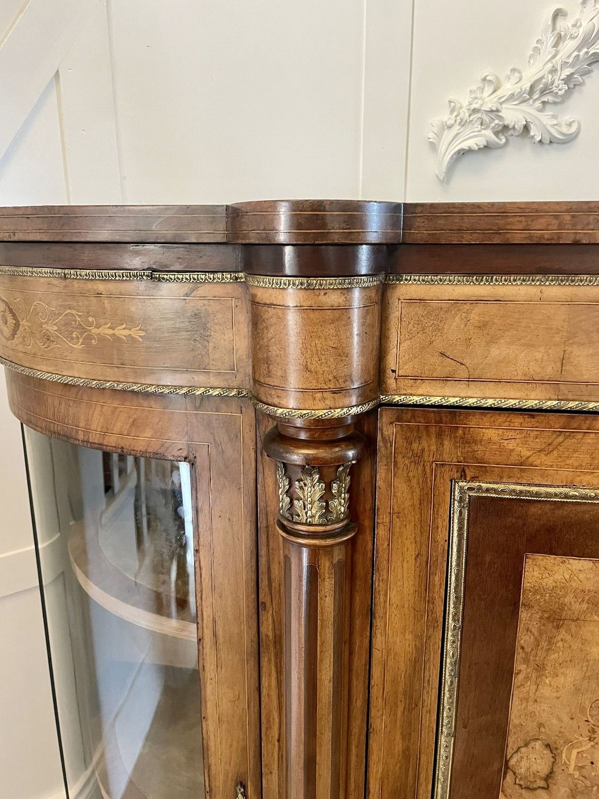 photo furniture Superb Quality Antique 19th Century Burr Walnut Inlaid Credenza