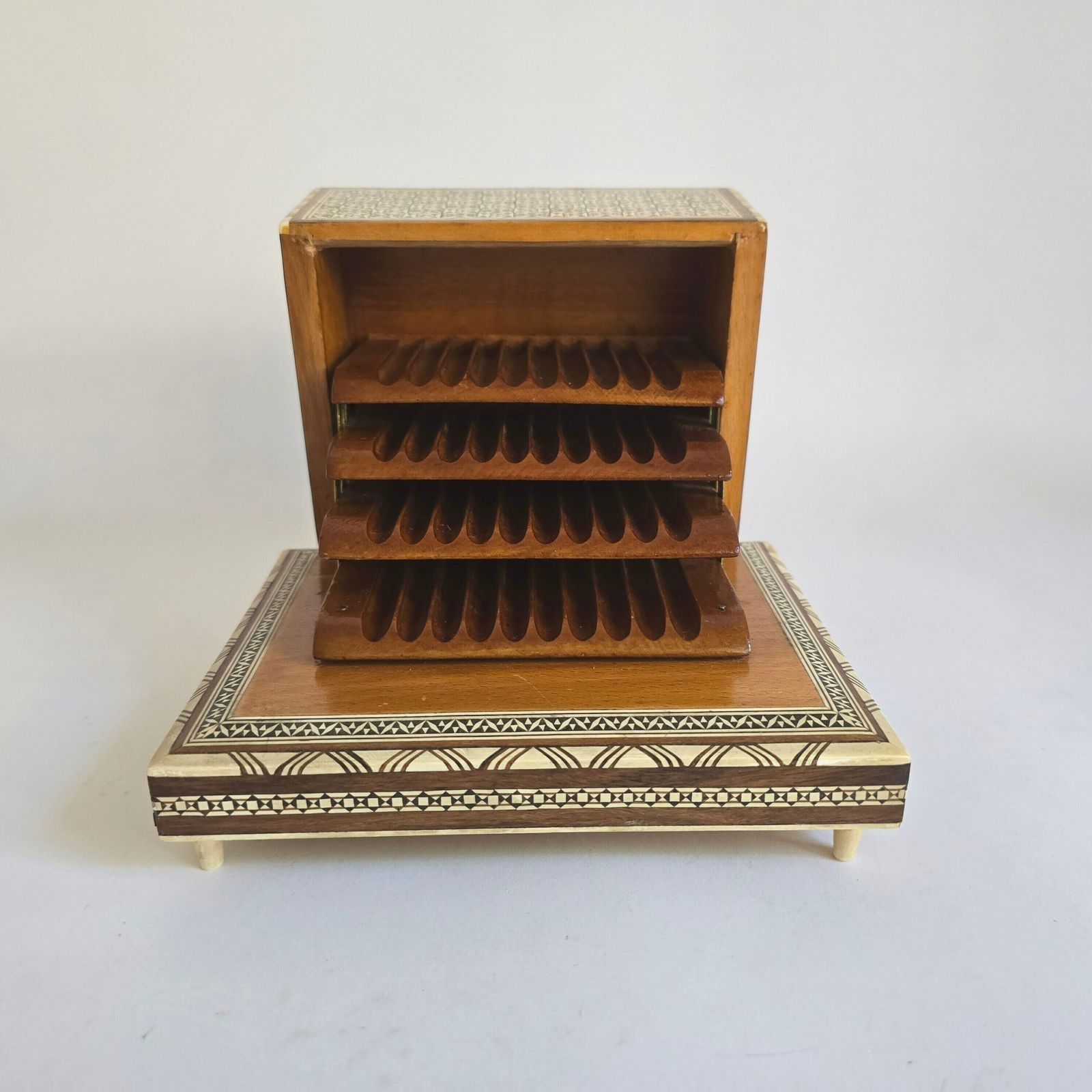 Vintage Antiek Sigarettendoosje Met Fraai Parelmoer  En Messing Inlegwerk photo 474.0