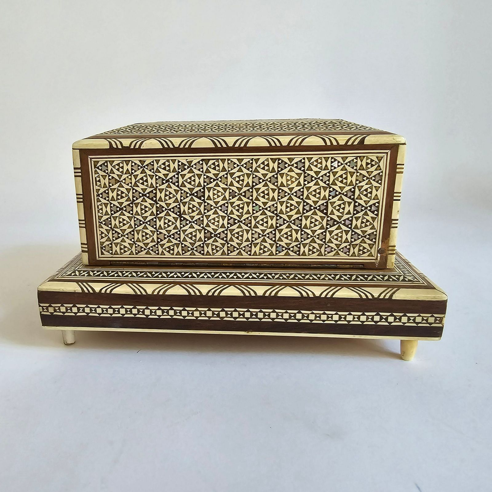 Vintage Antiek Sigarettendoosje Met Fraai Parelmoer  En Messing Inlegwerk photo vintage