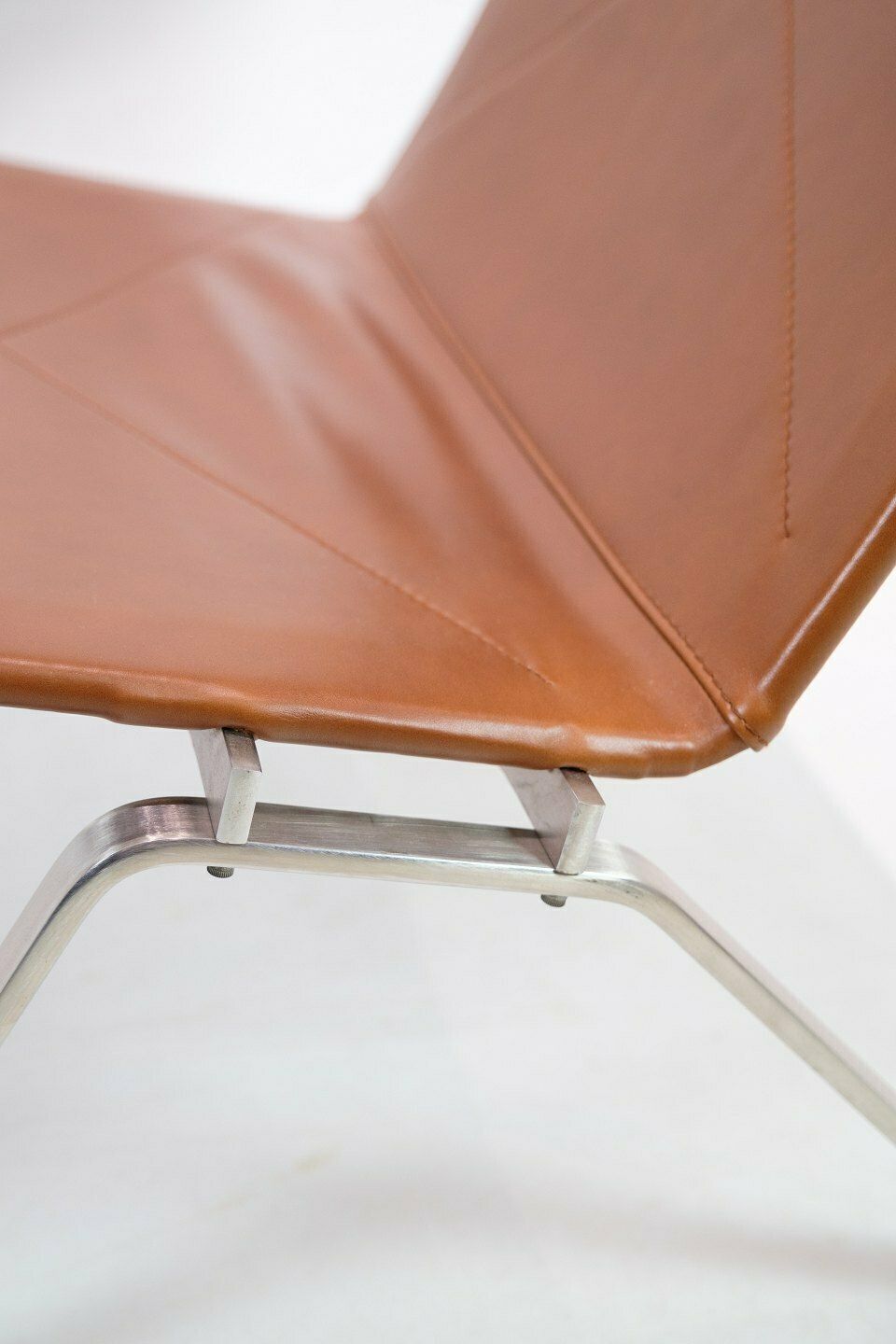 Esay Chair Model Pk22 In Walnut Elegance Leather  By Poul Kjærholm  For  Fritz Hansen photo vinterior