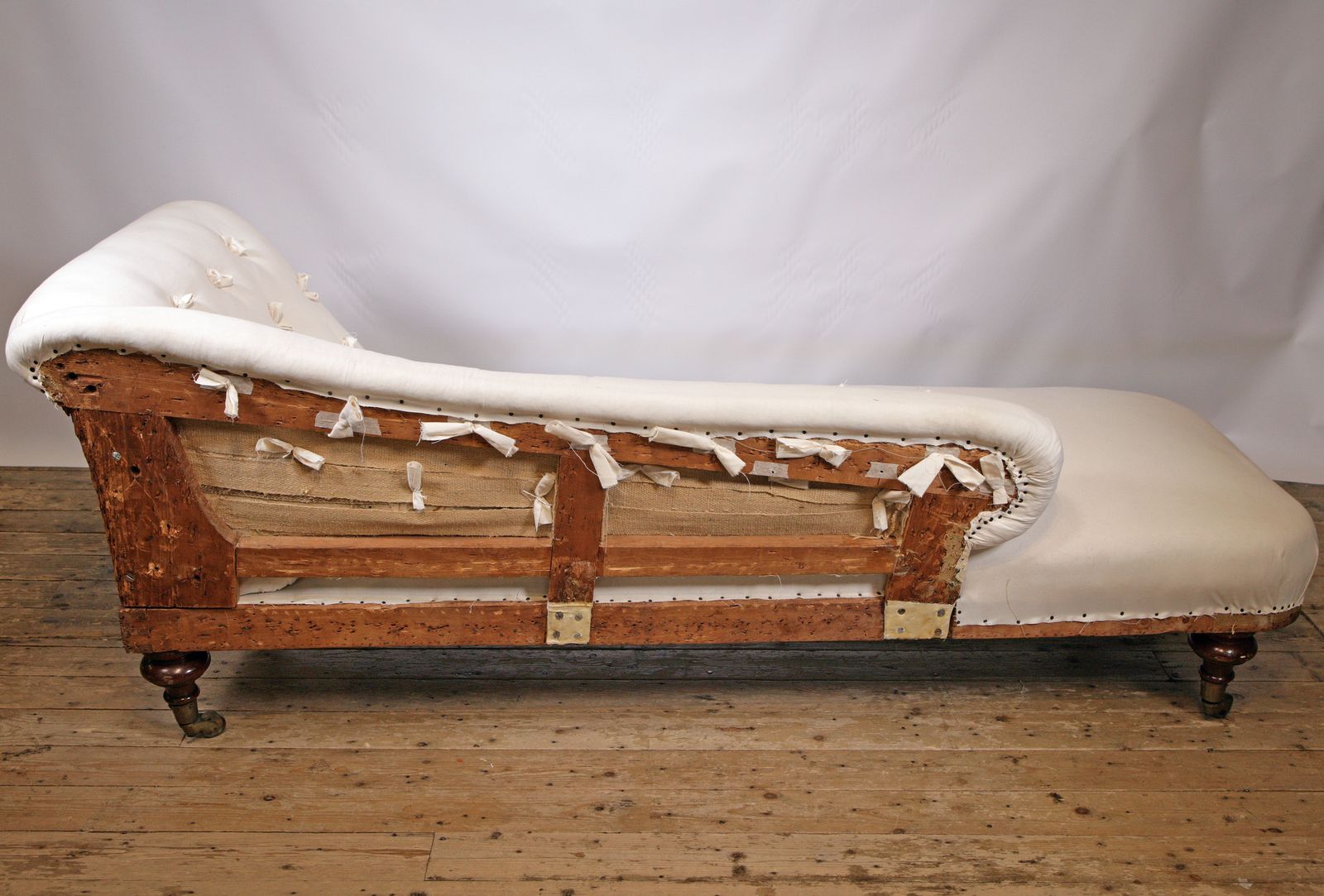 An Elegant Victorian Buttonback Chaise Longue With W Tonks & Sons Metalware photo Furniture