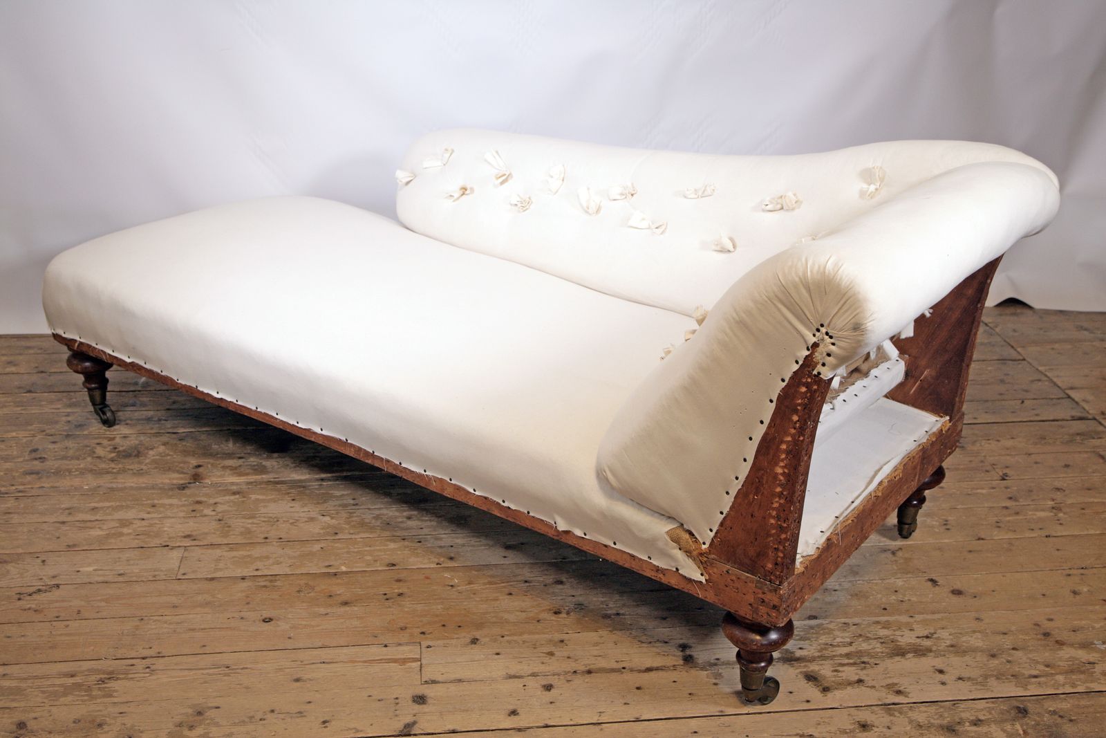 An Elegant Victorian Buttonback Chaise Longue With W Tonks & Sons Metalware photo for sale