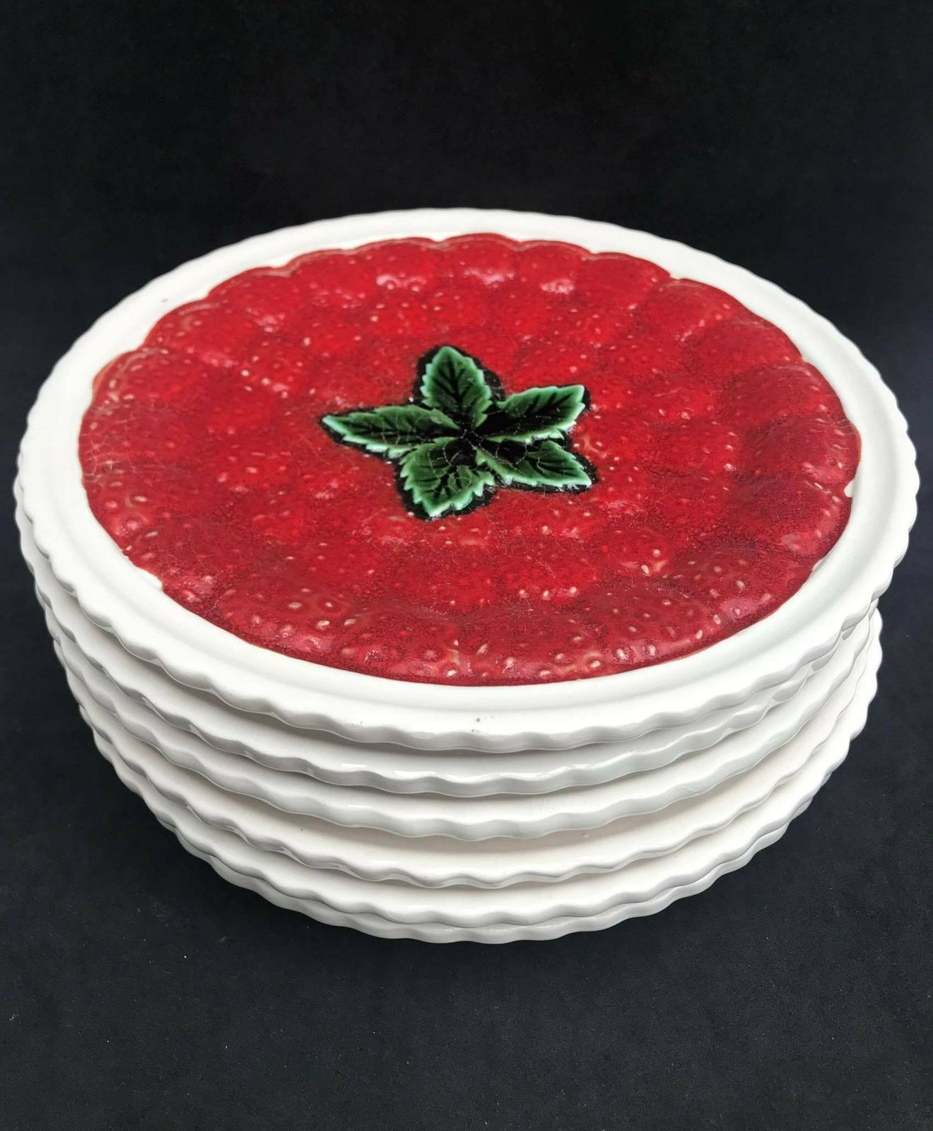 photo for sale 6 Barbotine Dessertbordjes Of Entréebordjes Of Kaasbordje Aardbeienpatroon Silea France Rood Groen Decor Franse Tafel Keukendecoratie Cadeau
