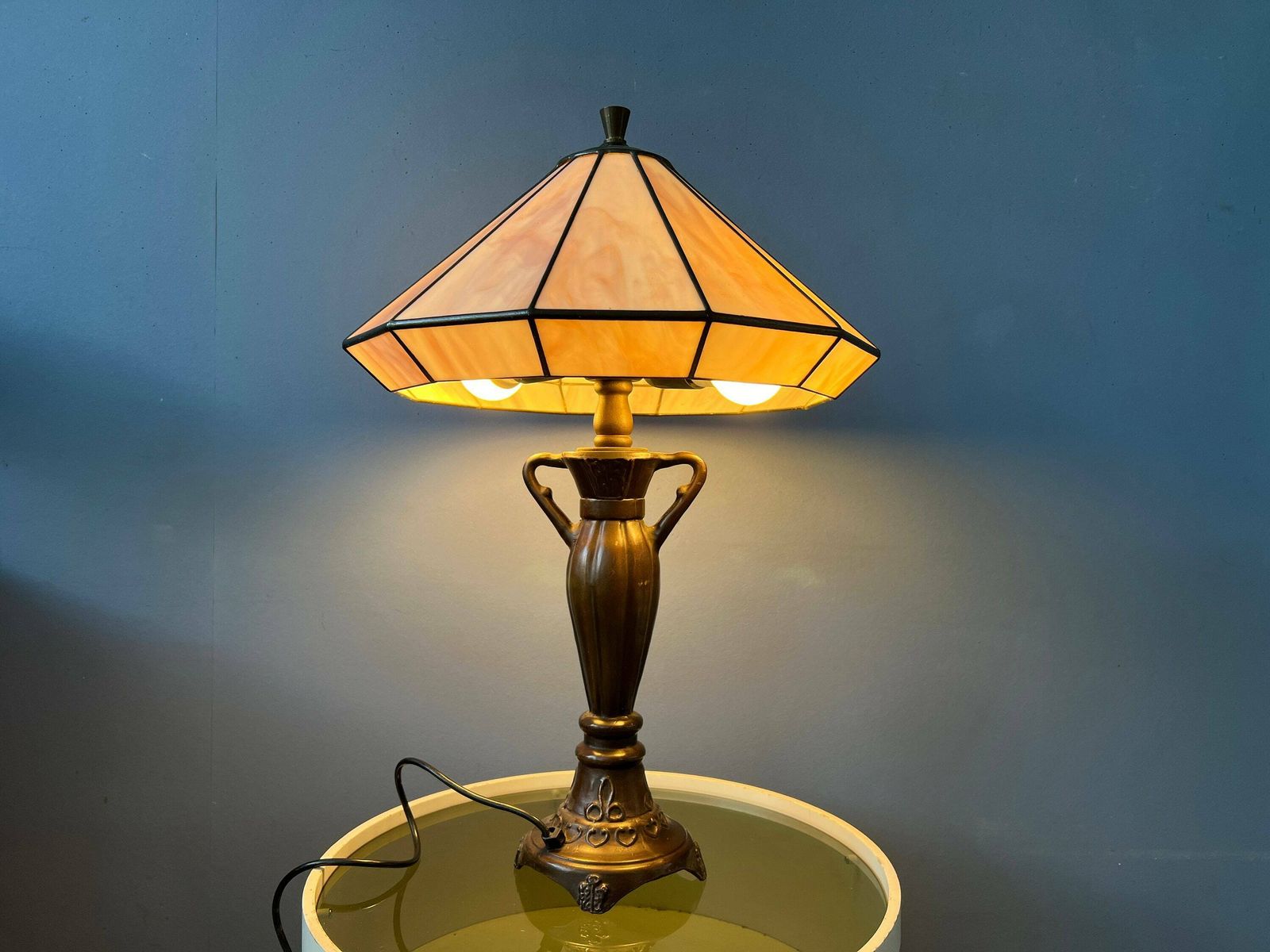 Paarse Tiffany Art Deco Glas In Lood Tafellamp photo Verlichting