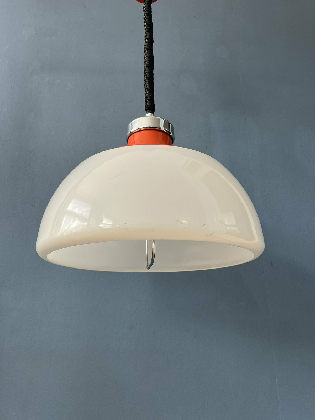 Mid Century Wit Plexiglas Space Age Hanglamp Met Rode Metalen Afdekking photo vintage
