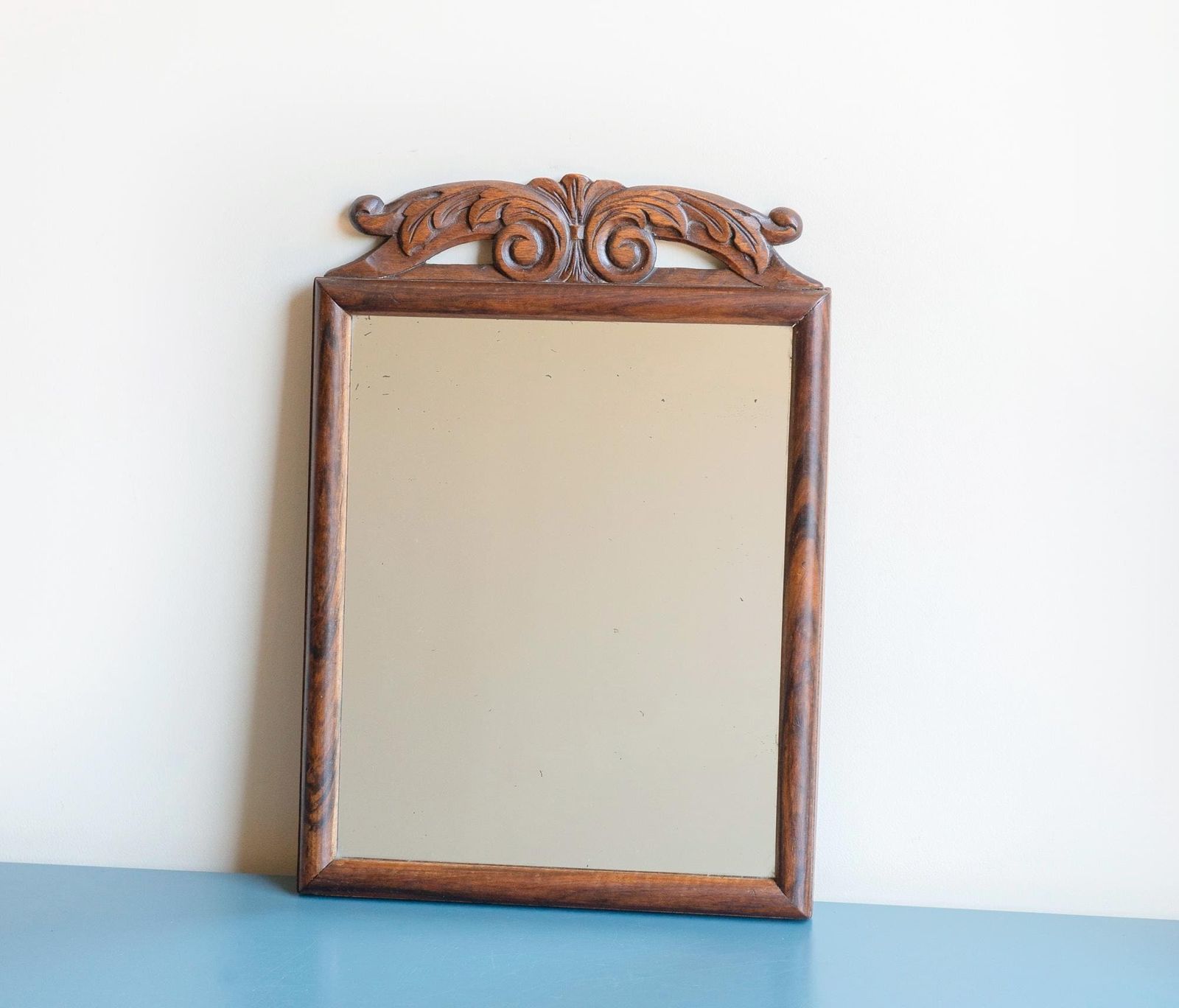 Miroir mural d'époque en chêne, cadre sculpté à la main, décor campagne, style victorien photo furniture