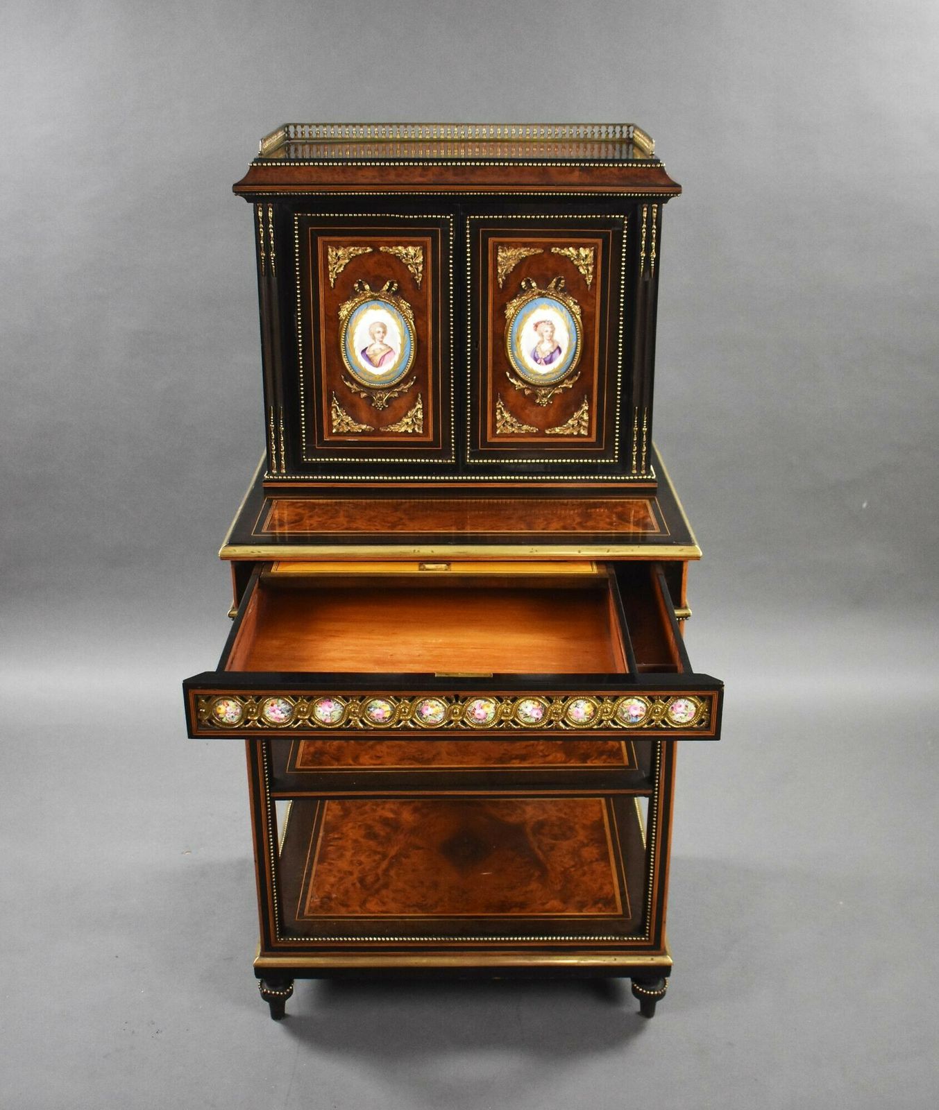 photo furniture 19th Century French Bonheur Du Jour