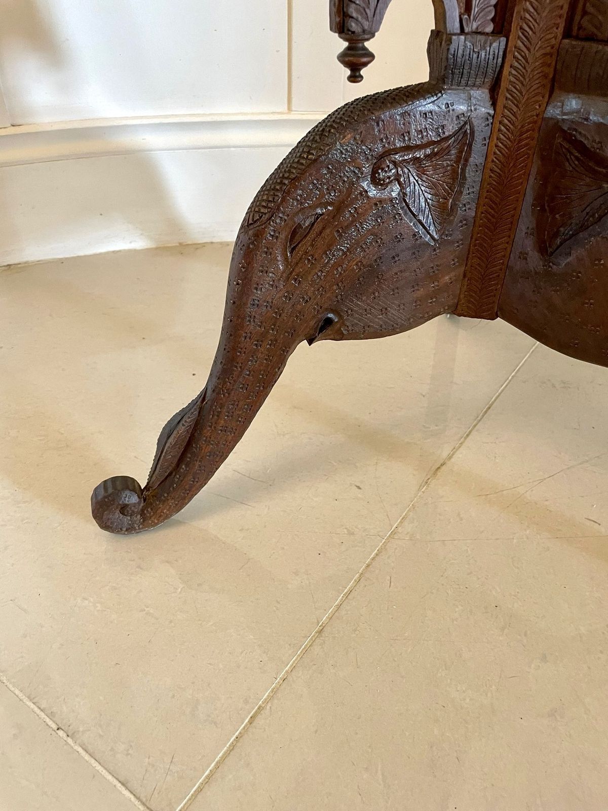 photo vintage Fantastic Quality Antique Early 20th Century Carved Plant Stand