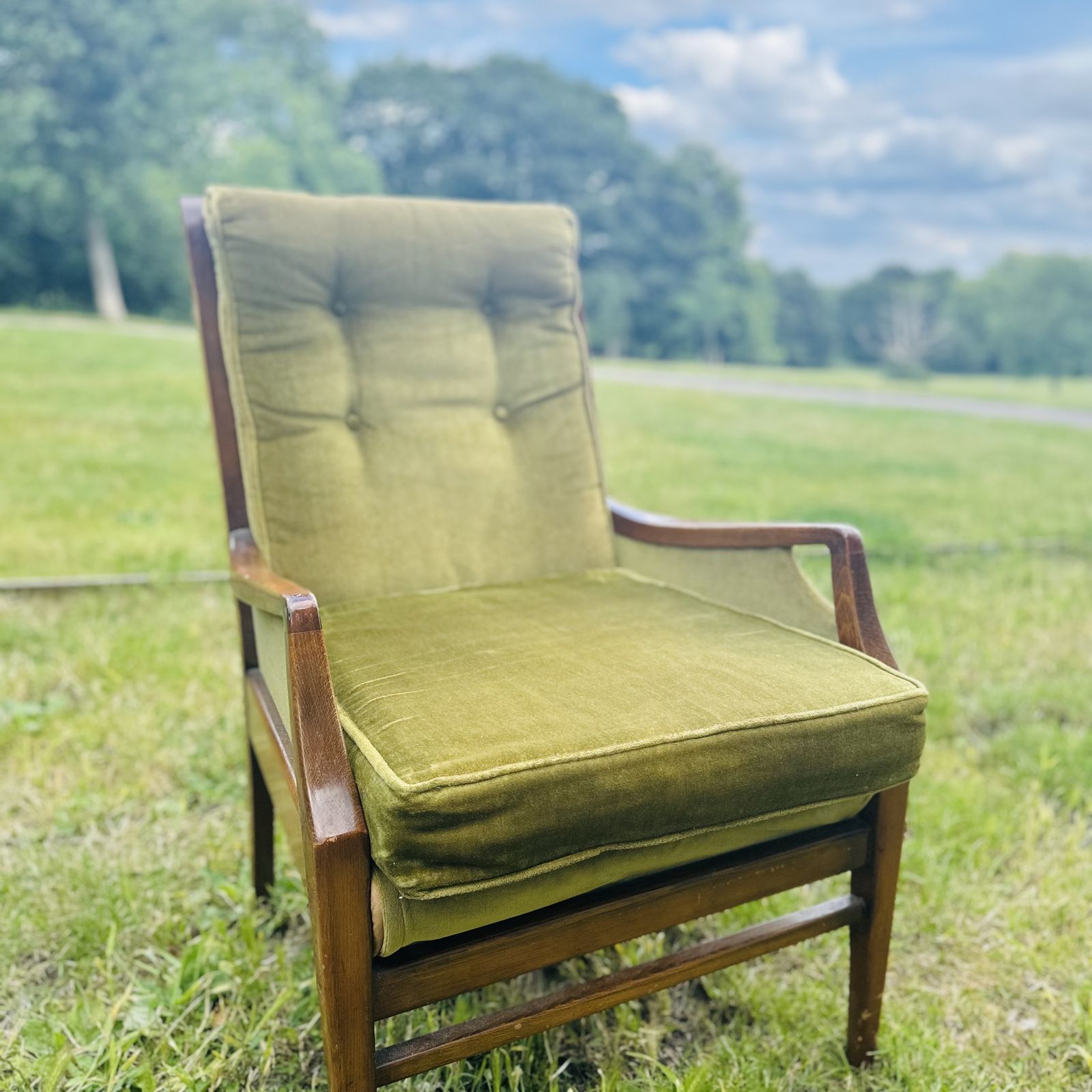 Original Mid 20th Century Cintique Armchair In Moss Green Velvet photo vintage
