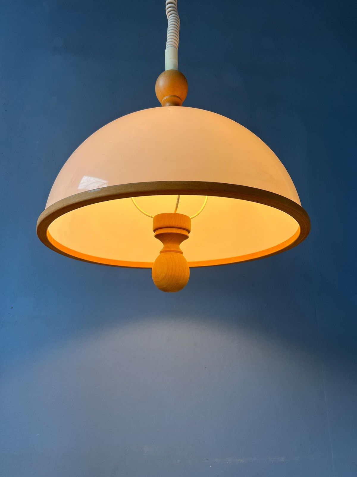 Witte Steinhauer Hanglamp Van Plexiglas Met Houten Elementen photo for sale