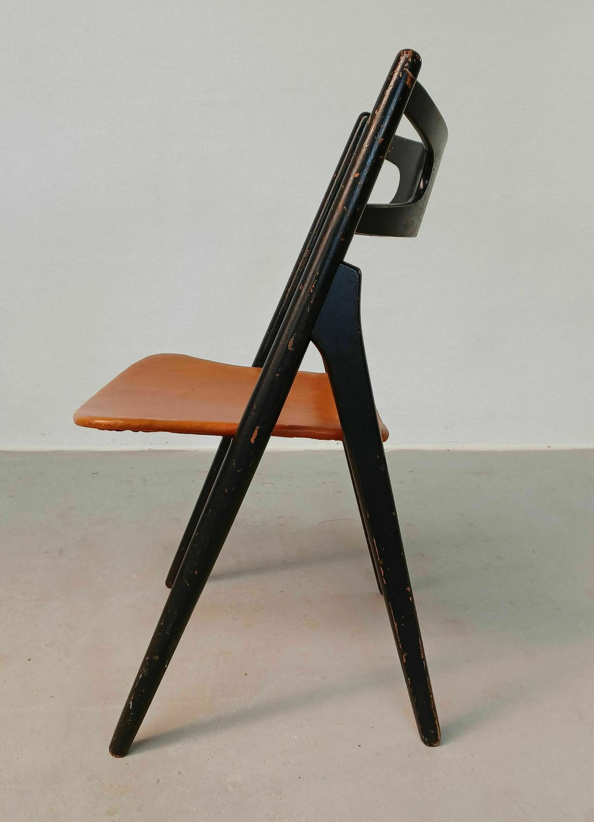 Patinated Hans Wegner Sawbuck Chair With Original Leather 1950s photo vinterior