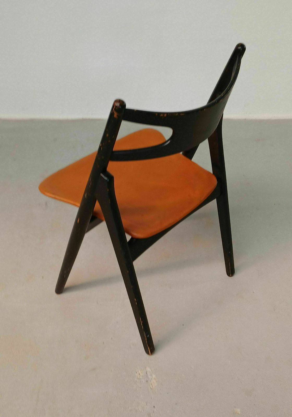 Patinated Hans Wegner Sawbuck Chair With Original Leather 1950s photo buy