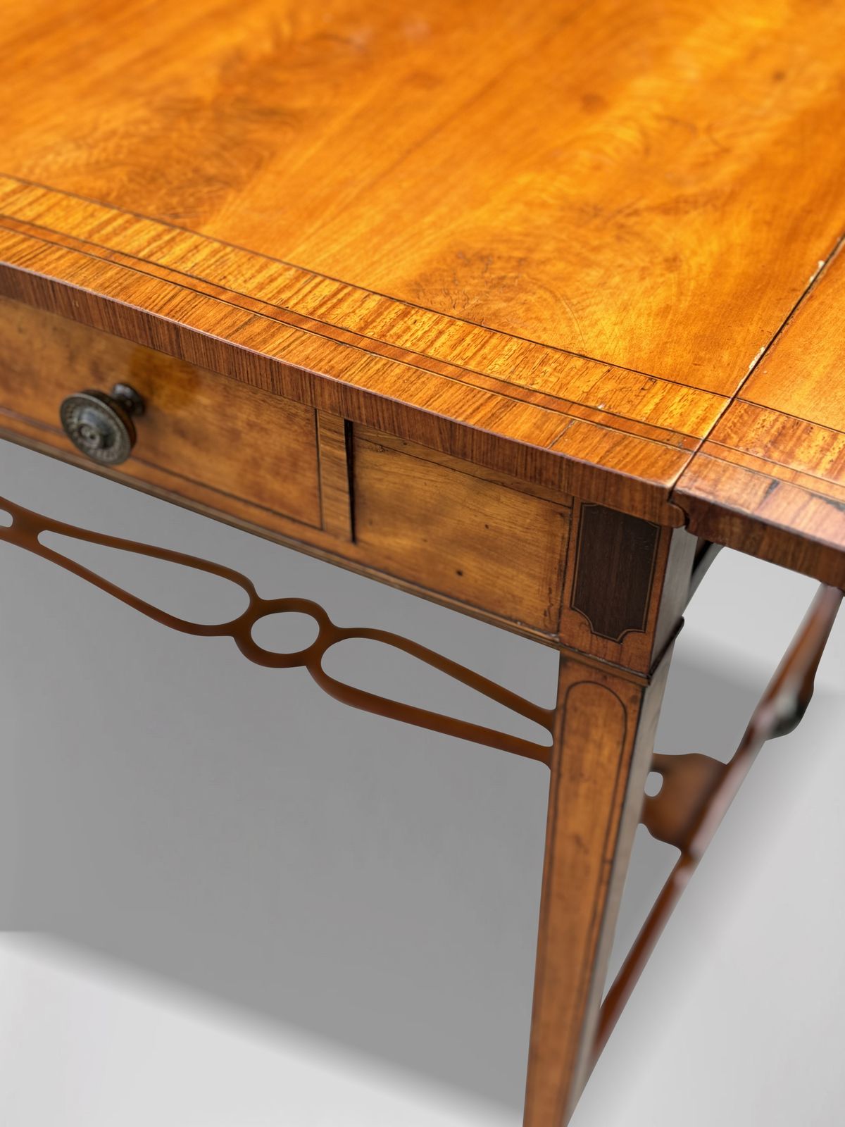 photo furniture 18th Century George III Sheraton Period Satinwood Table