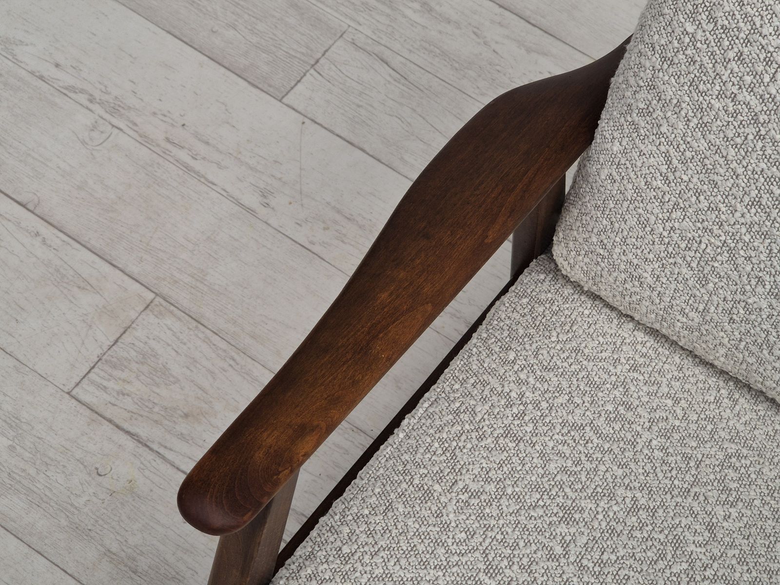 Jaren 1960, Deense Fauteuil, Nagezien En Opgeknapt Met Hoogwaardig Wit/Grijs Meubelstof, Beukenhout. photo for sale