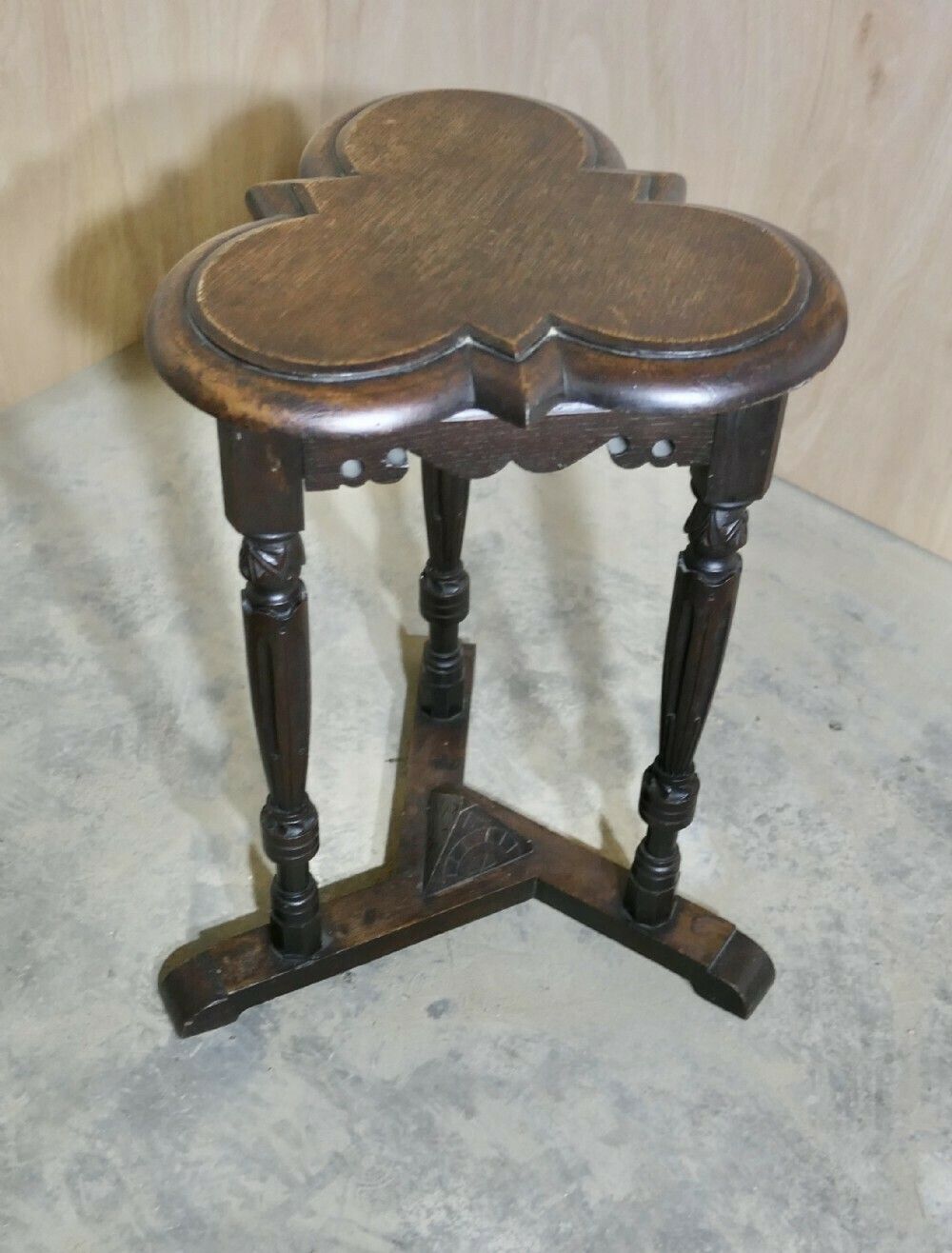 Celtic Gothic Oak Clover Leaf Table photo vinterior