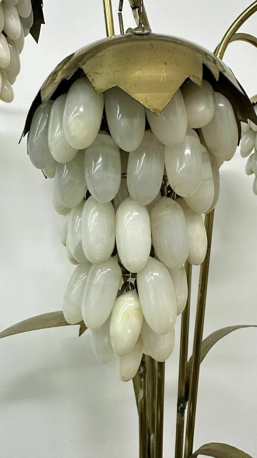 photo vintage Mid Century Brass Floor Lamp With Alabaster Grapes , 1950s