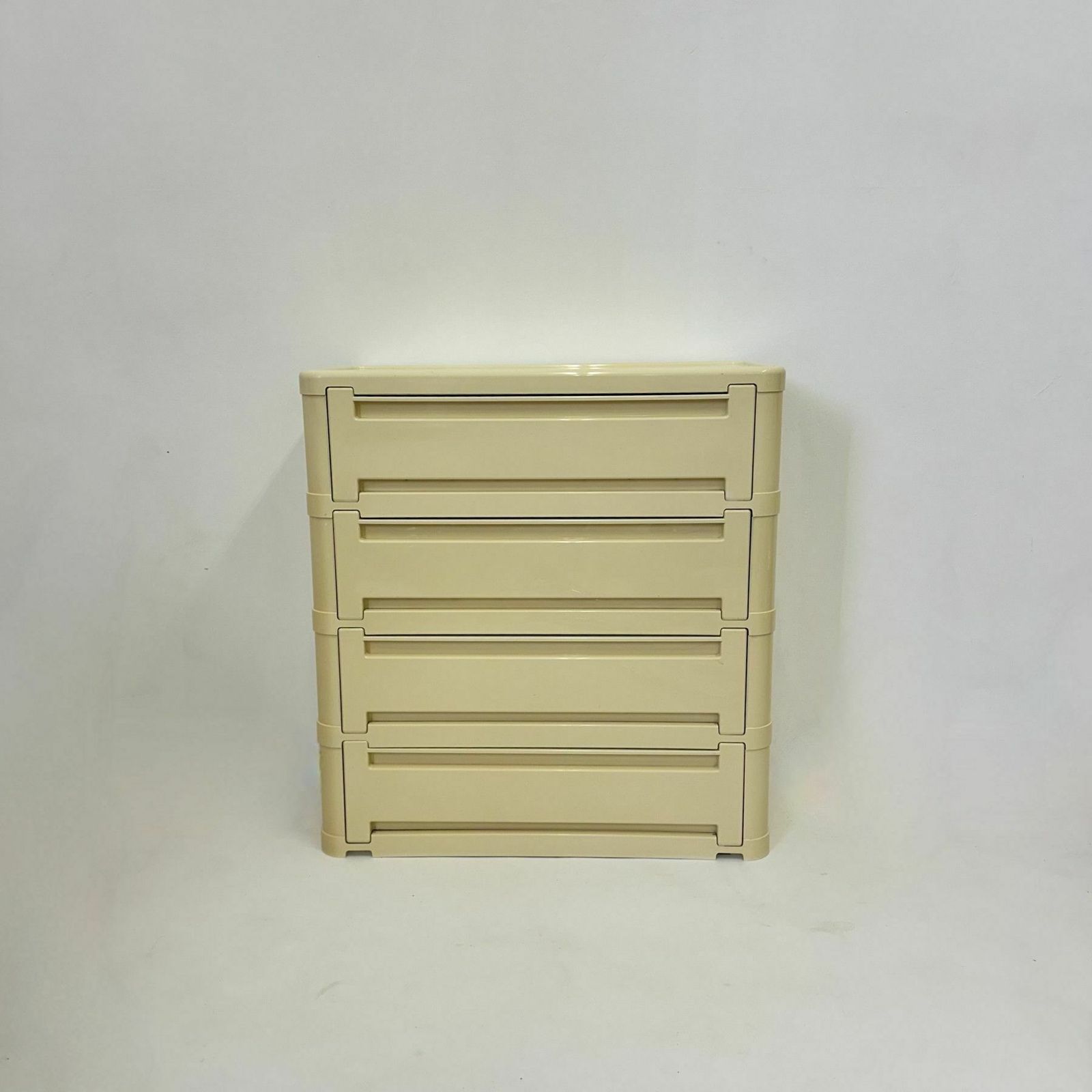 photo furniture Olaf Von Bohr Voor Kartell Mod. 4963 Ladekast, Italië Jaren 1970