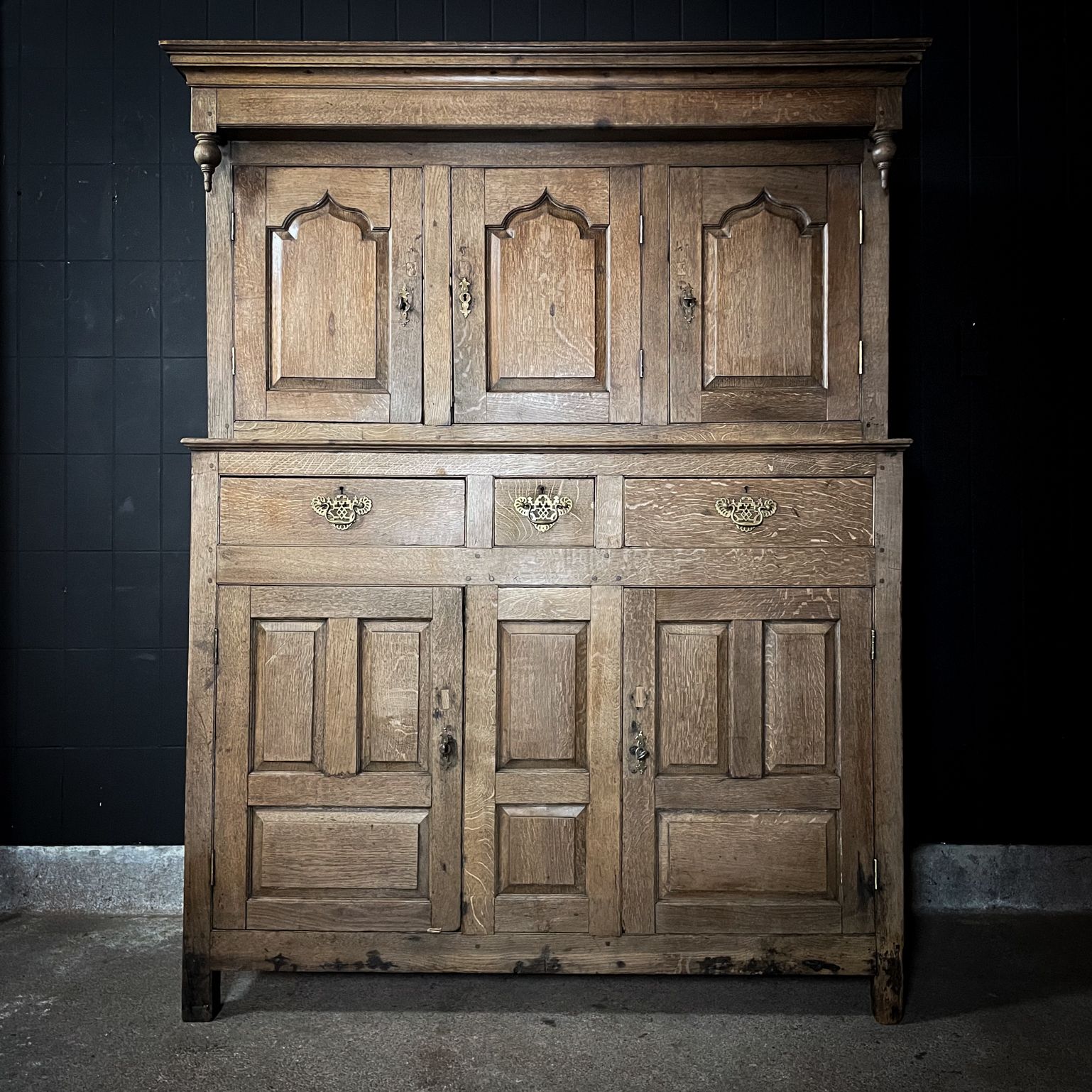 Rustiek Engels Antiek Eikenhouten Kabinet – Ca. 1740 photo furniture