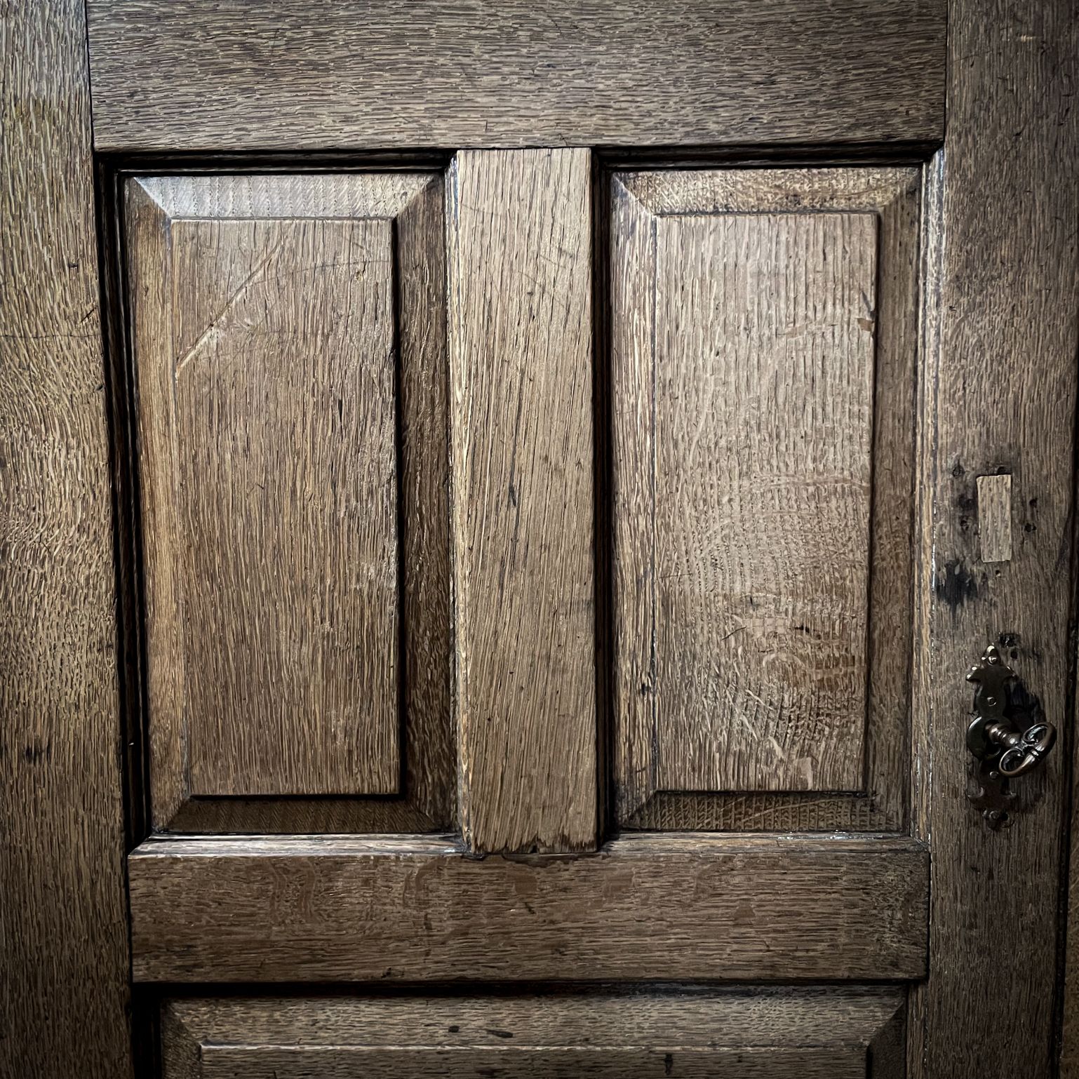 photo for sale Rustiek Engels Antiek Eikenhouten Kabinet – Ca. 1740